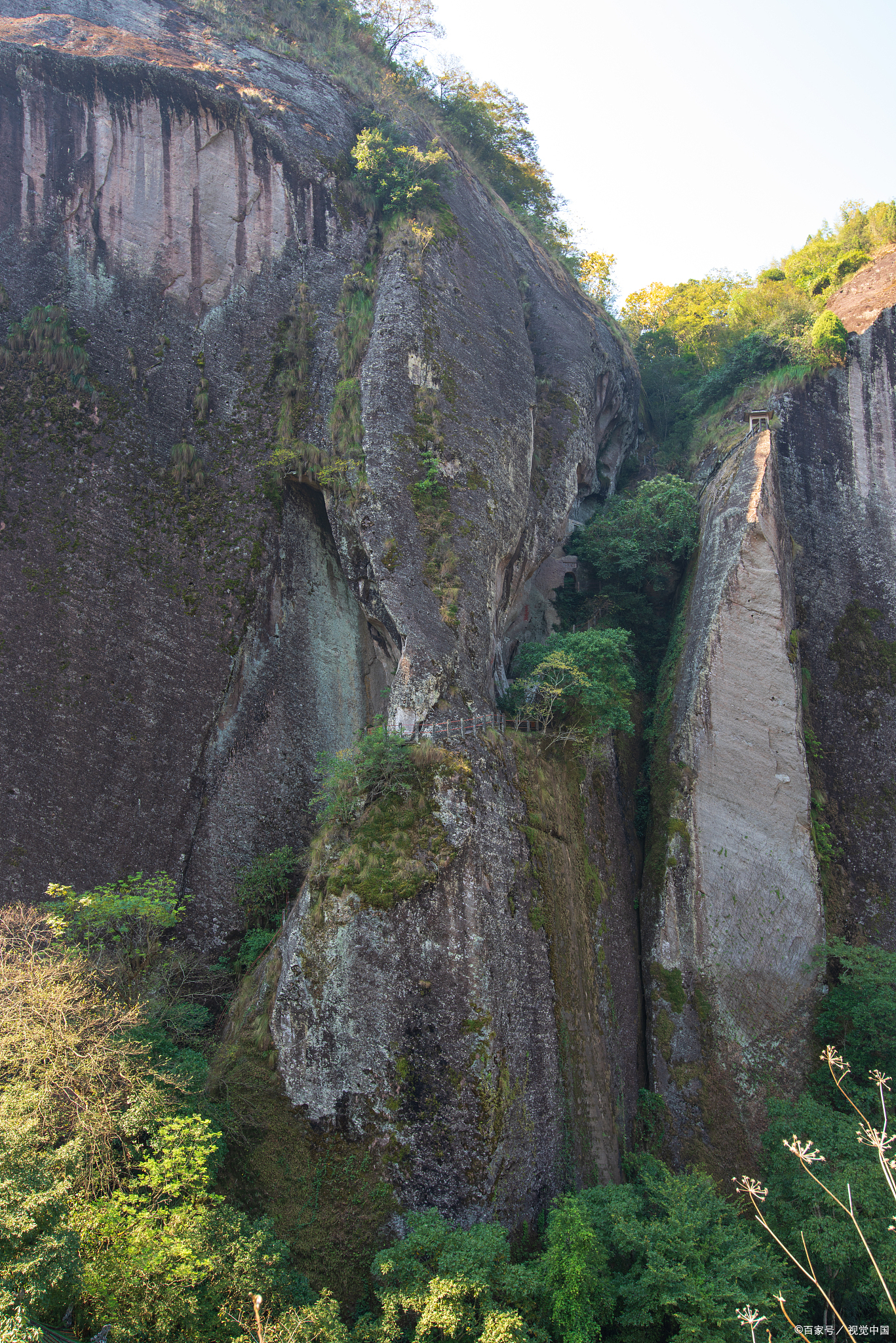 武夷山风景名胜区,位于中国福建省武夷山市,是世界文化与自然双重