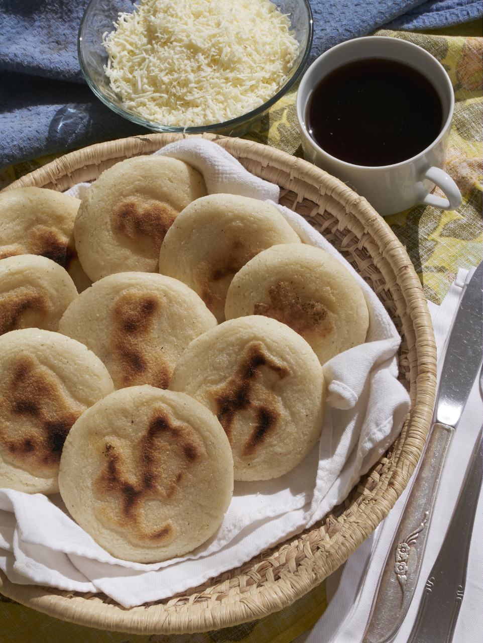 是用糯米炸成的圆形空心团子,炸好后淋上亮晶晶的糖稀,再用竹签串起