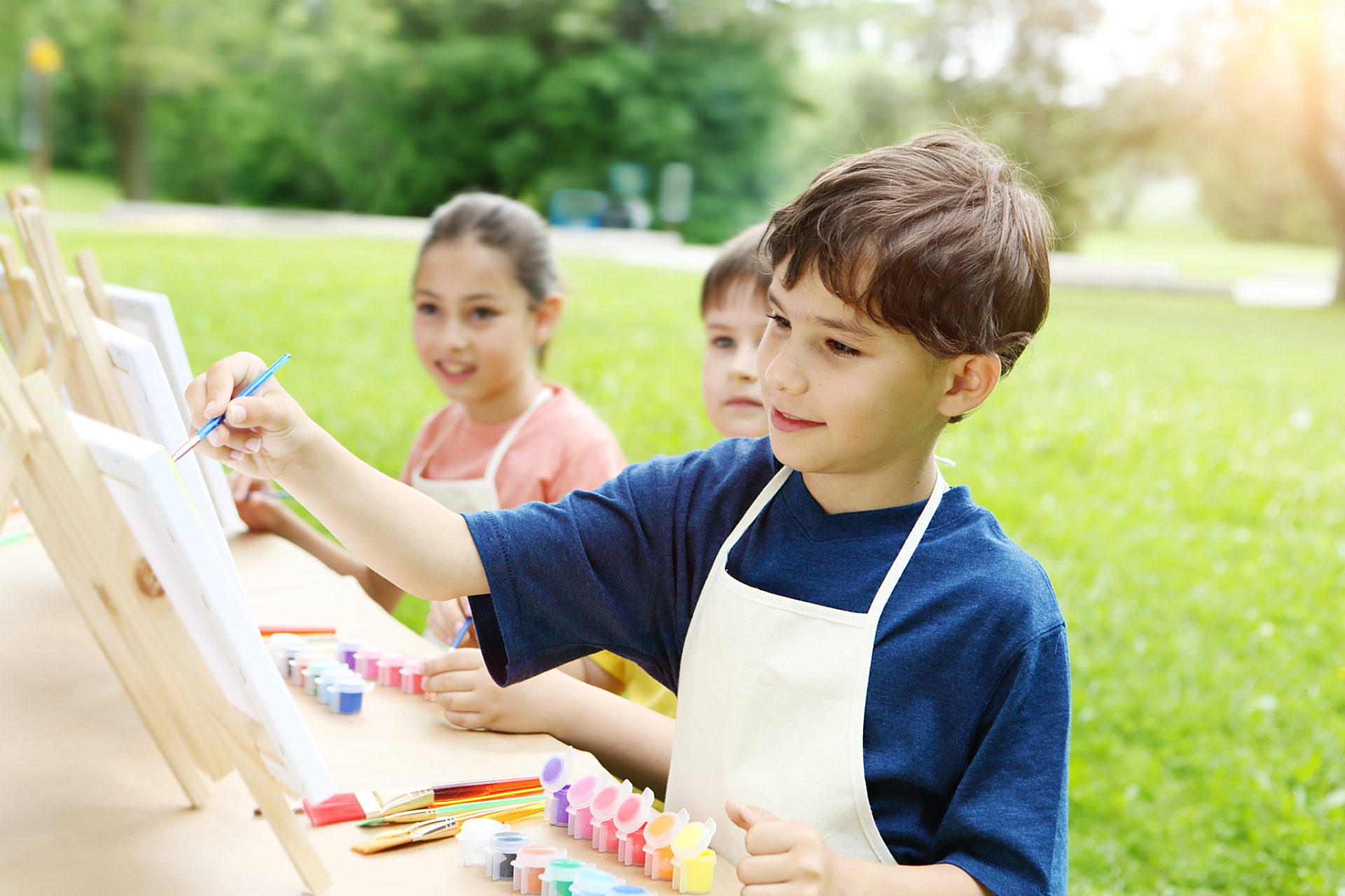 鼓励孩子的兴趣:当孩子表现出对某个领域或事物感兴趣时,家长应该给予