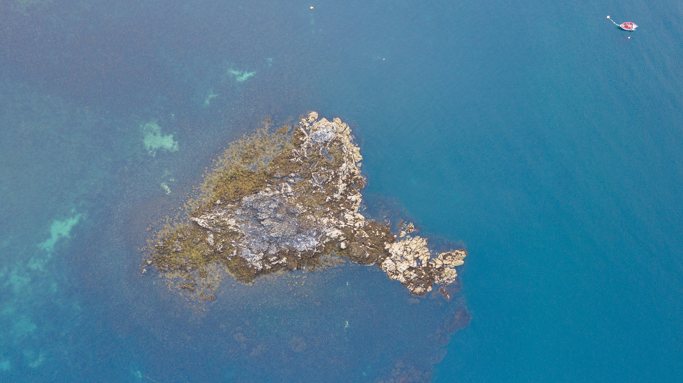 塞班岛的军舰岛是一处备受游客喜爱的旅游胜地,军舰岛位于北马里亚