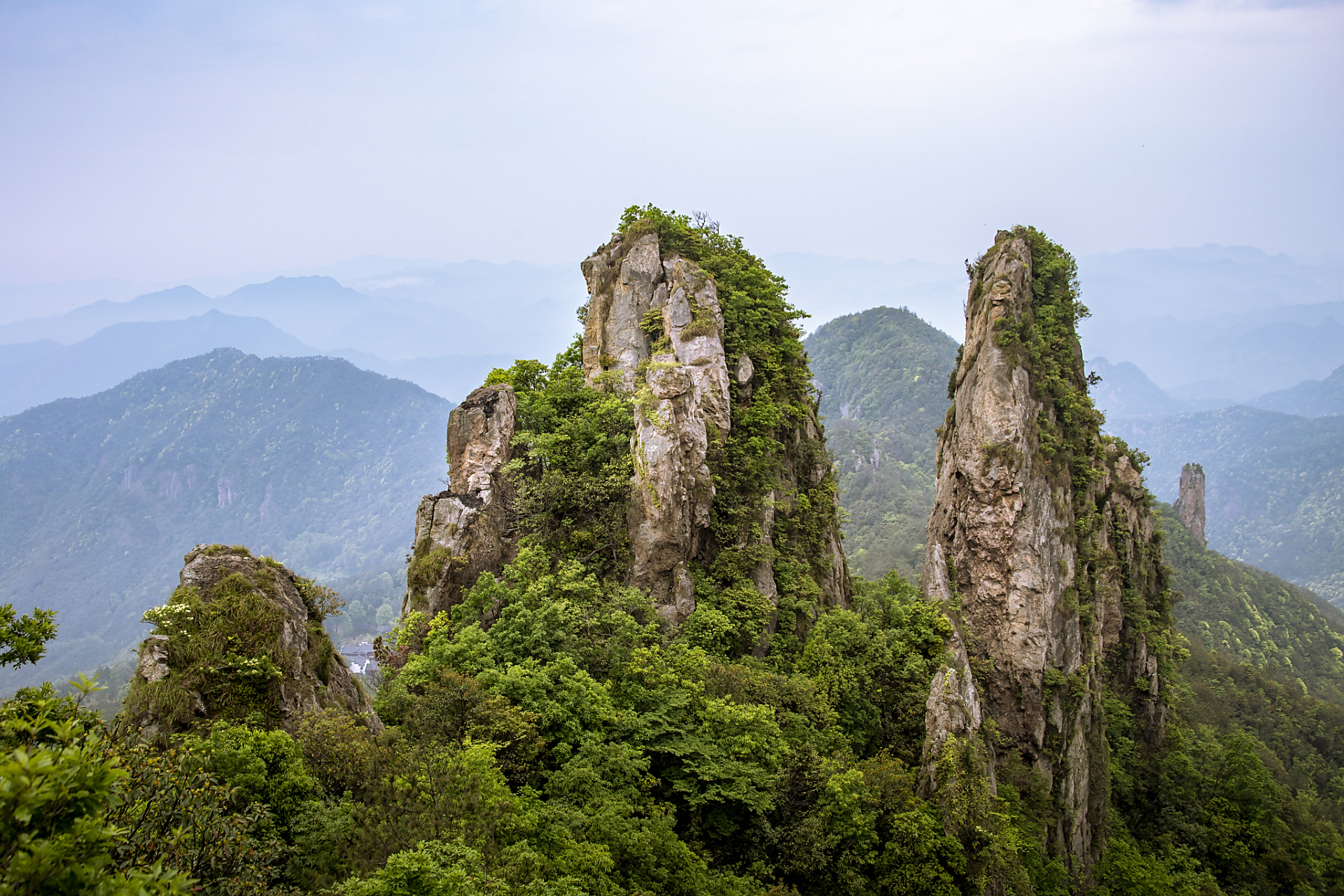 五指峰位于井冈山市茨坪西南面六公里处,五指峰是井冈山主峰,因山峰
