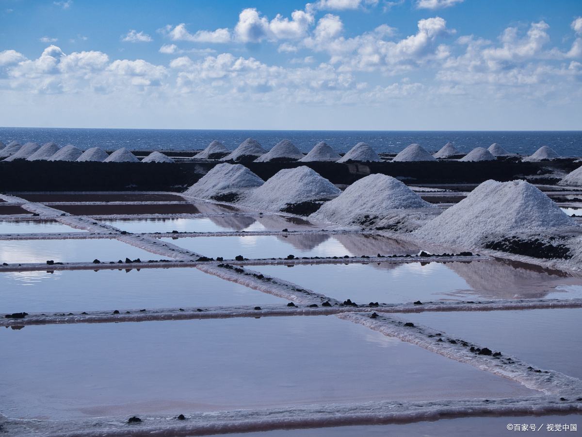 额吉淖尔的盐田景观,工人采盐场景!