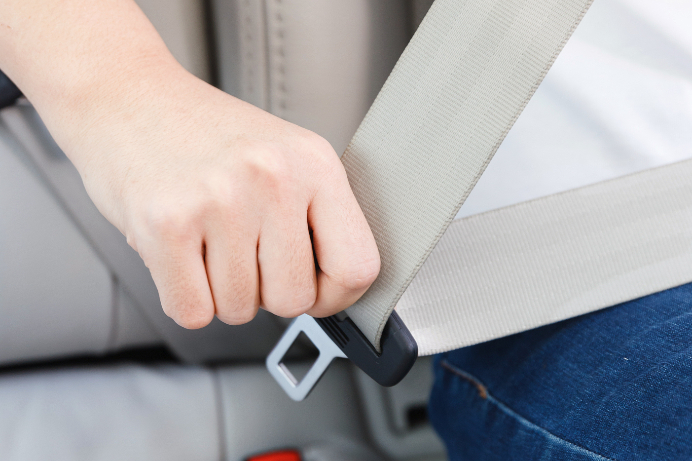 乘车应主动系安全带,尤其是后座乘客