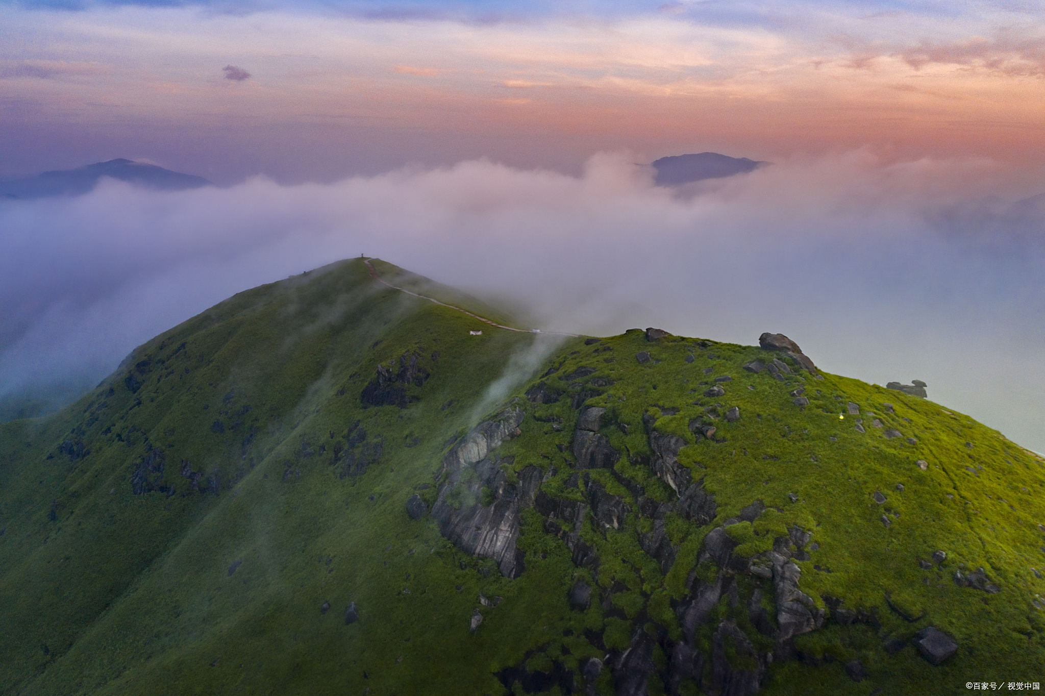 福建省最高的山之一,被誉为"闽中屋脊",海拔1856米,雄奇险峻