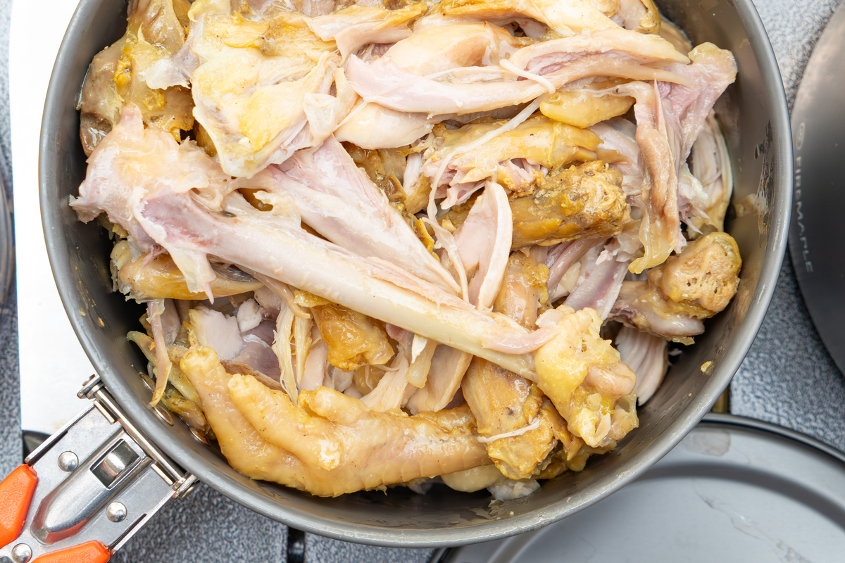 白切三黄鸡 原料 净三黄鸡1只