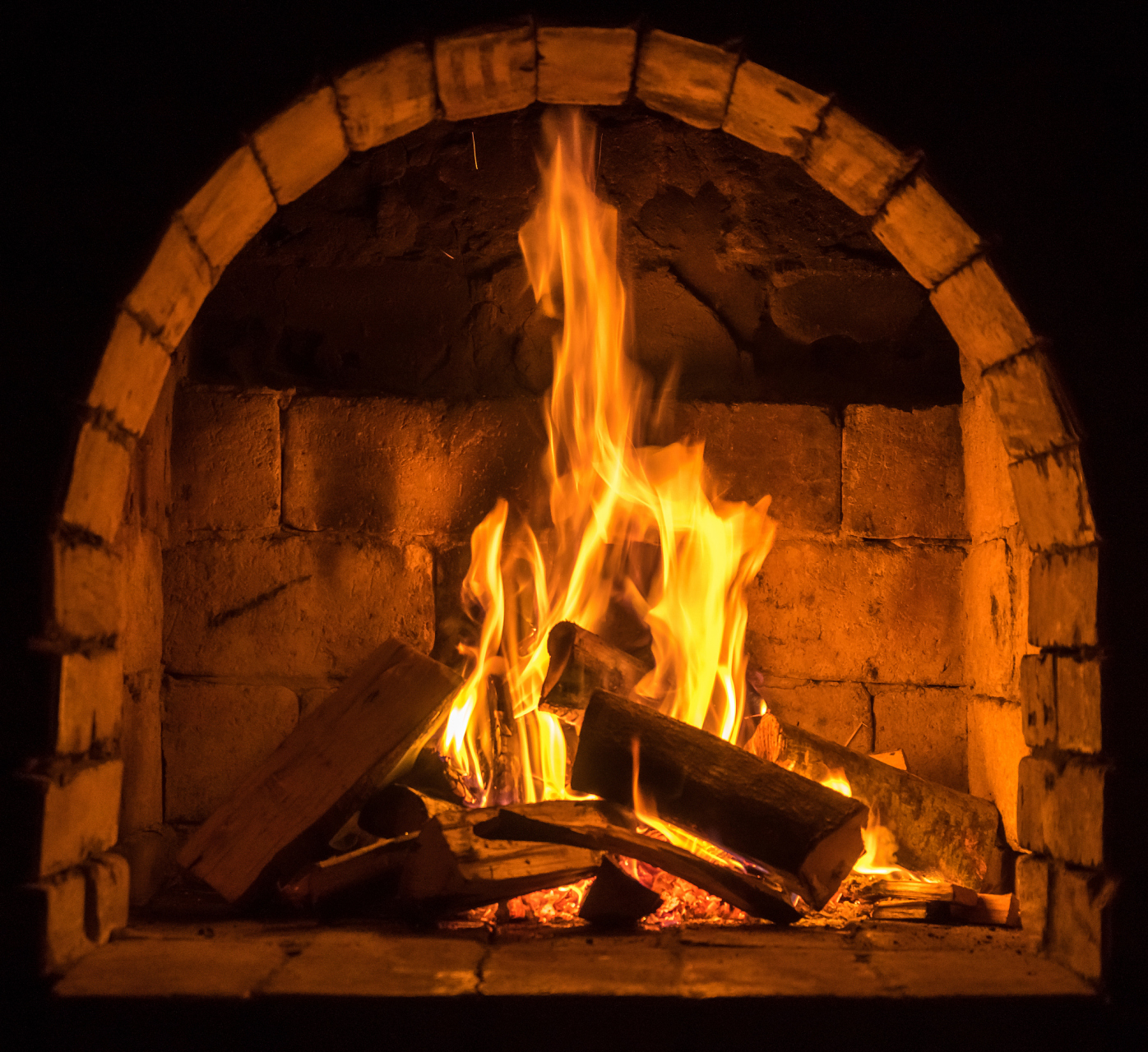 英语故事连载# for a span, he listened to the fire crackling and