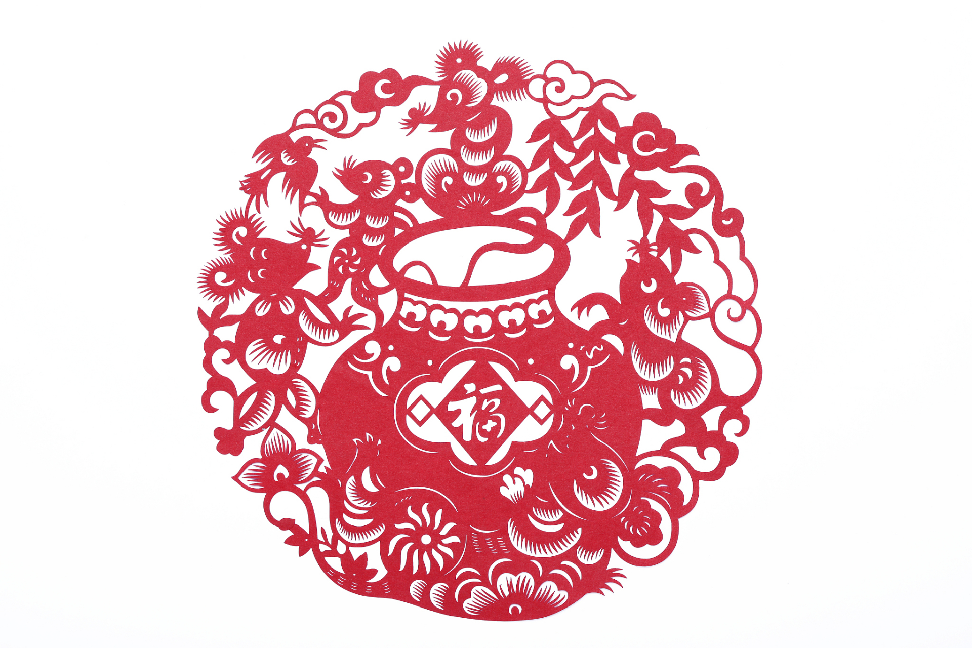 小年习俗四:【贴窗花】 小年窗花以喜鹊登梅,鹿鹤桐椿等寓意吉祥的