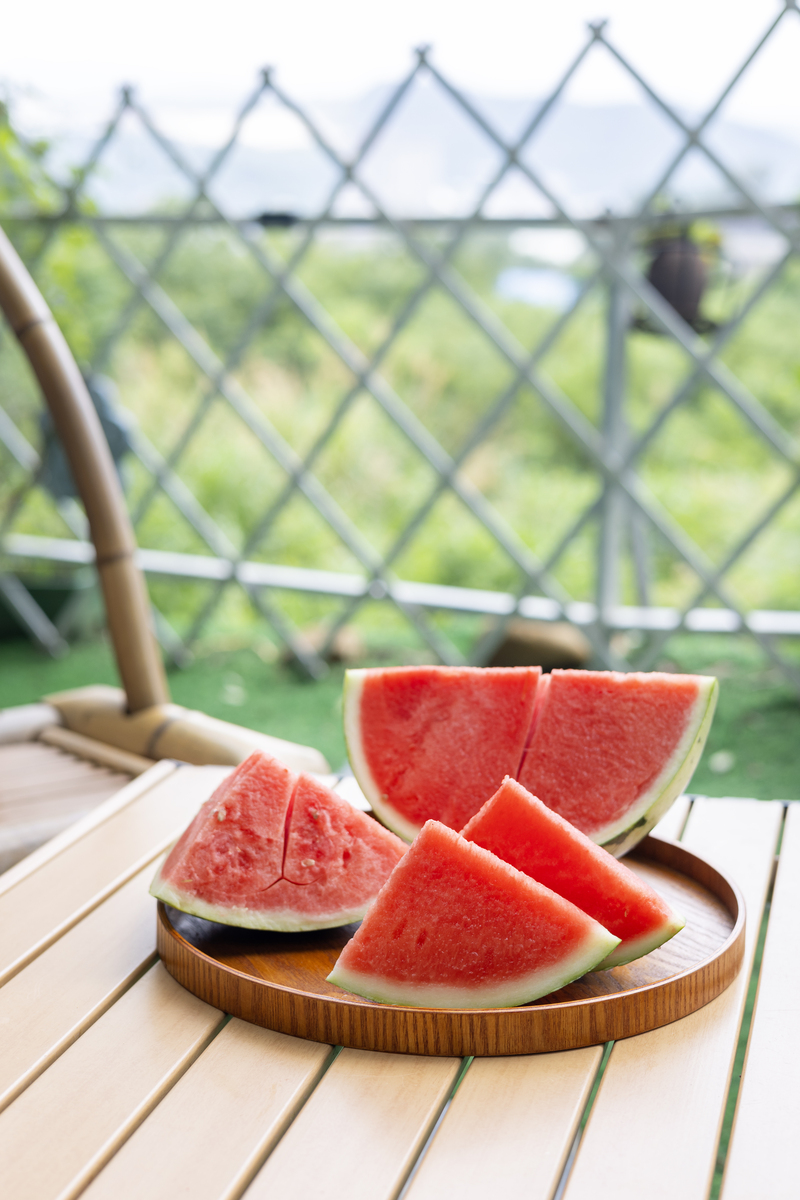 西瓜的功效与作用 西瓜是一种非常受欢迎的夏季水果,具有多种功效与