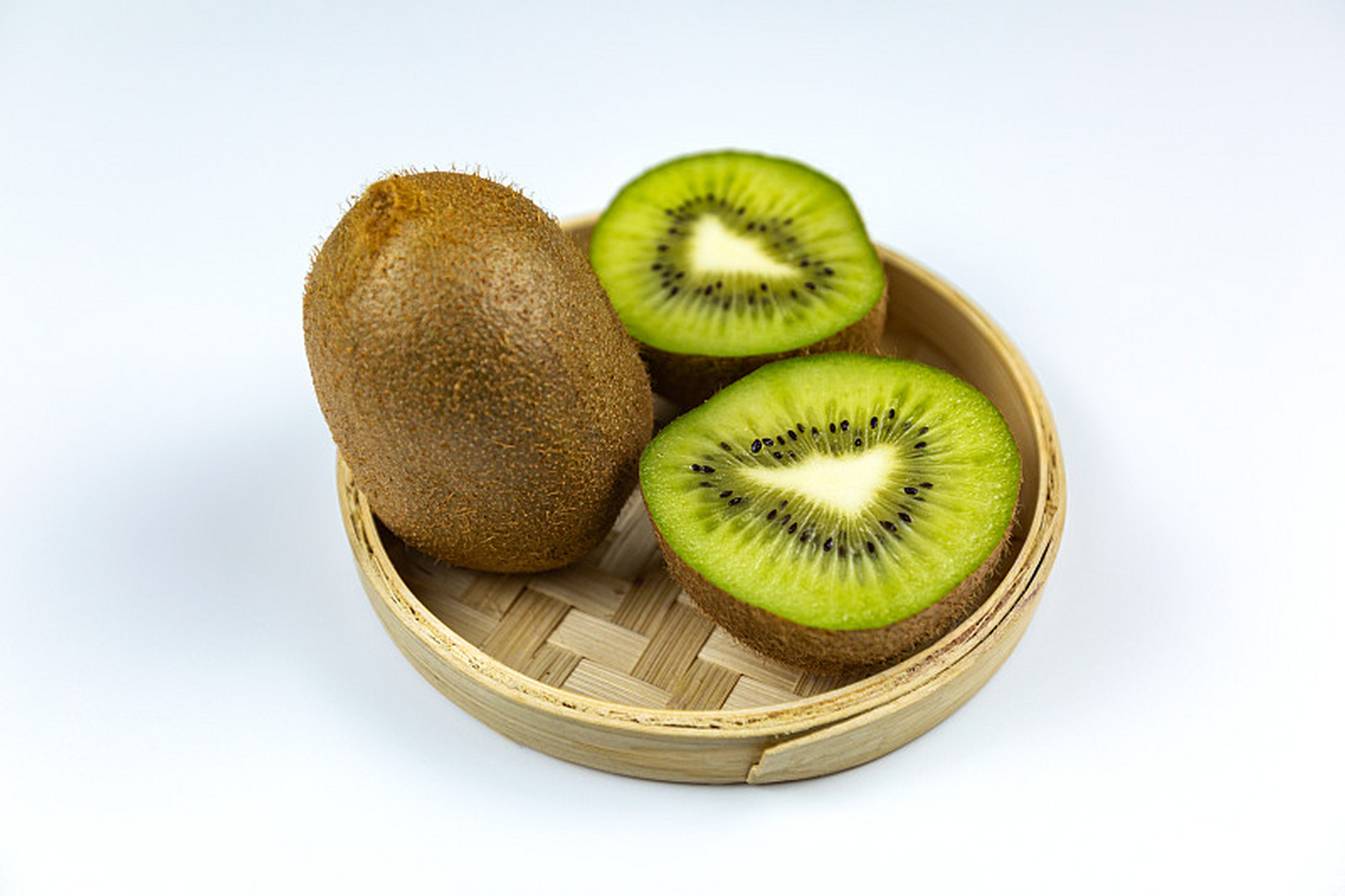 翠香猕猴桃果肉翠绿,香气独特,味道清甜,而徐香猕猴桃果皮毛糙,果肉鲜