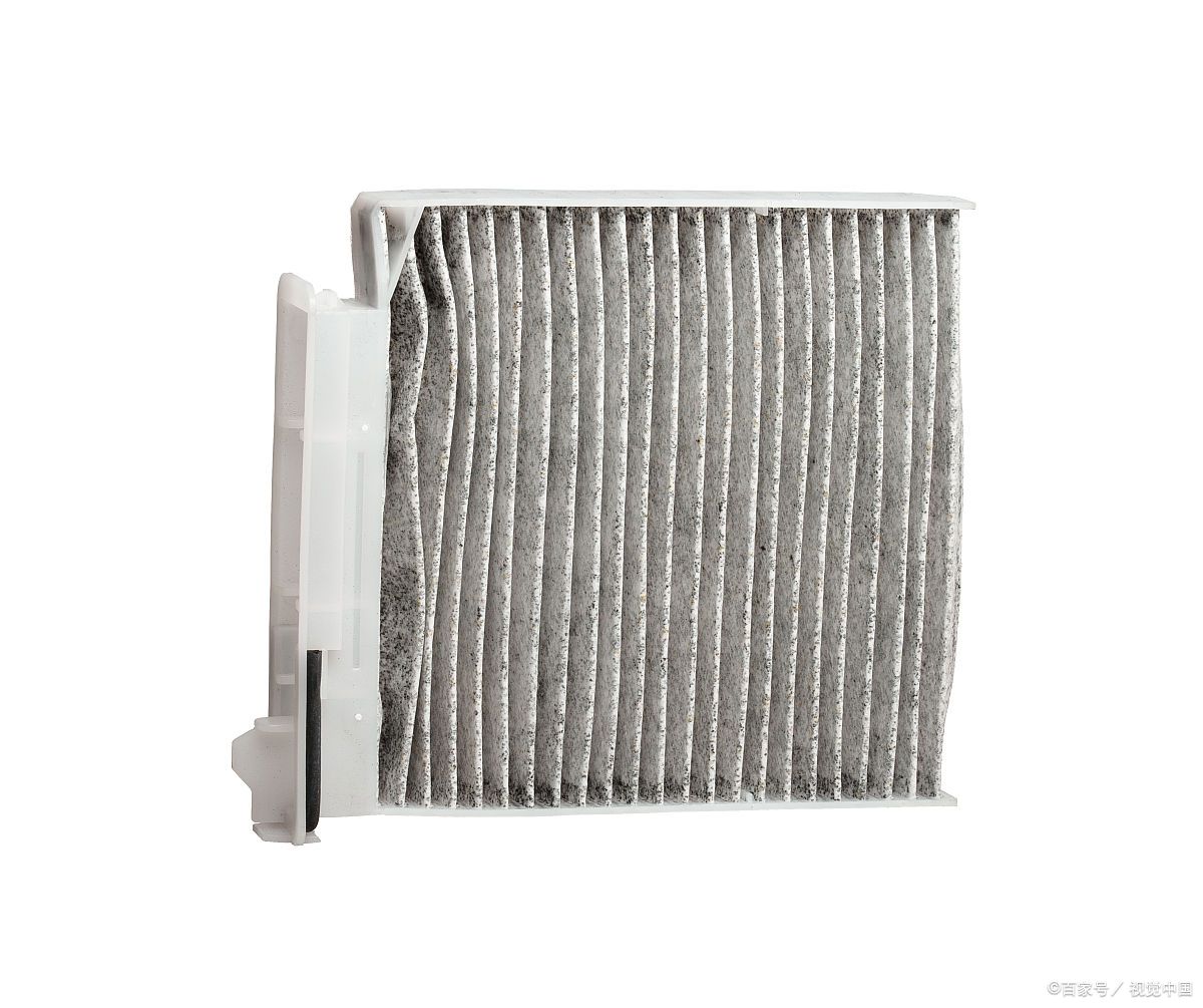 动力明显下降:发动机进气受阻,导致加速无力,油门响应迟钝,爬坡或