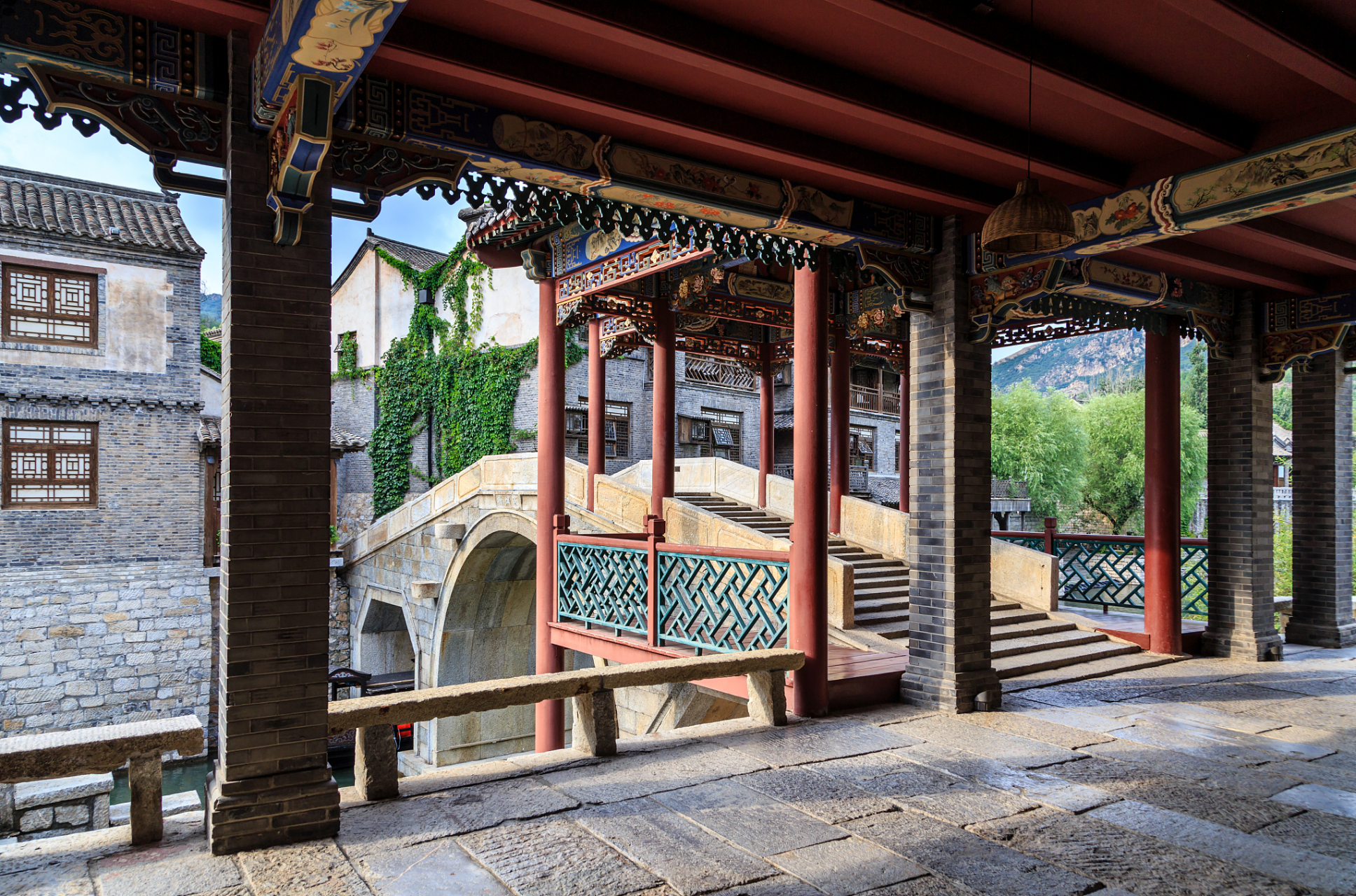 根据度娘的解释:"挂落是传统建筑中额枋下的装饰构件,也可用于