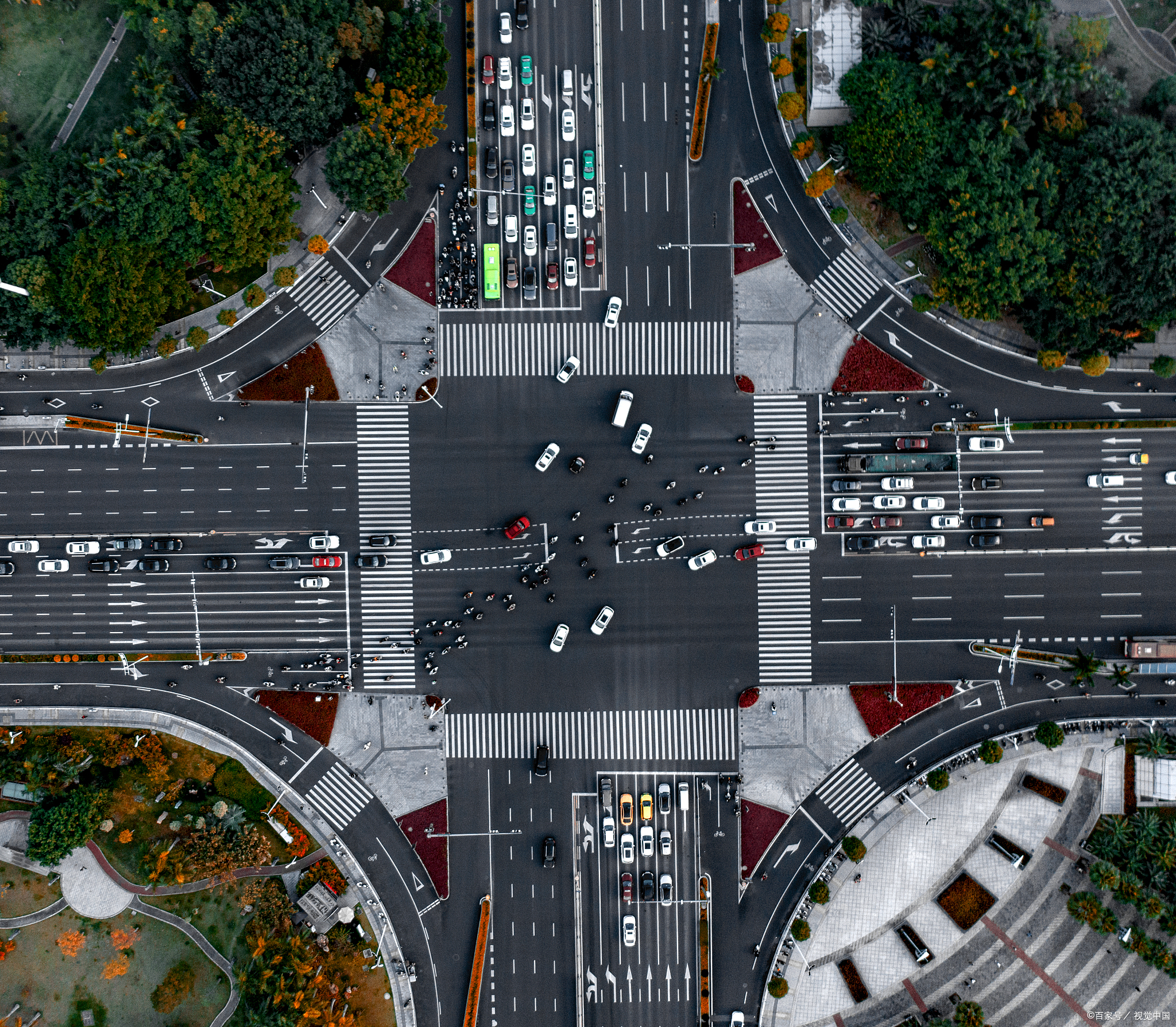 我站在人生的十字路口,面对着未知的旅程,心中既有期待也有忐忑