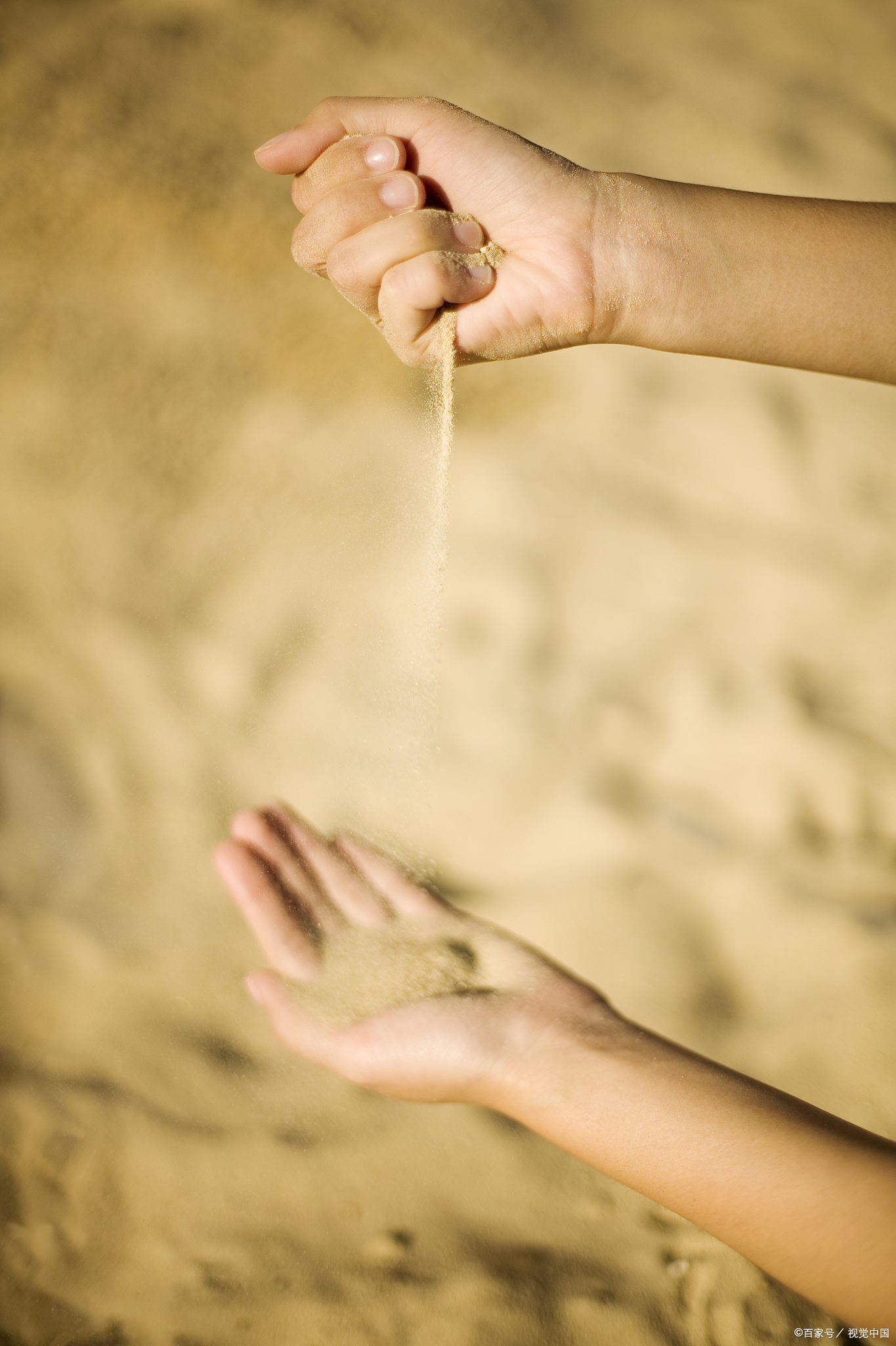 在任何关系中,包括亲子关系,夫妻关系,朋友关系,一切如流沙,你握的越