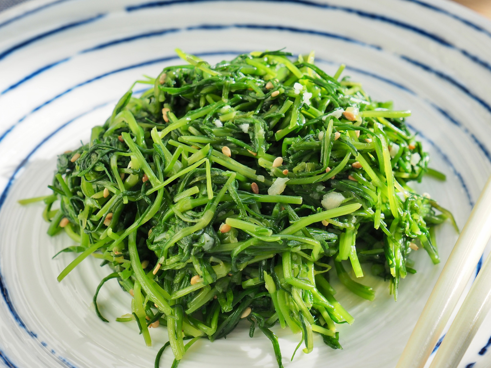 蒜葺茼蒿,又称蒜香蒿,是一种常见的野菜,具有浓郁的蒜香味和清爽的