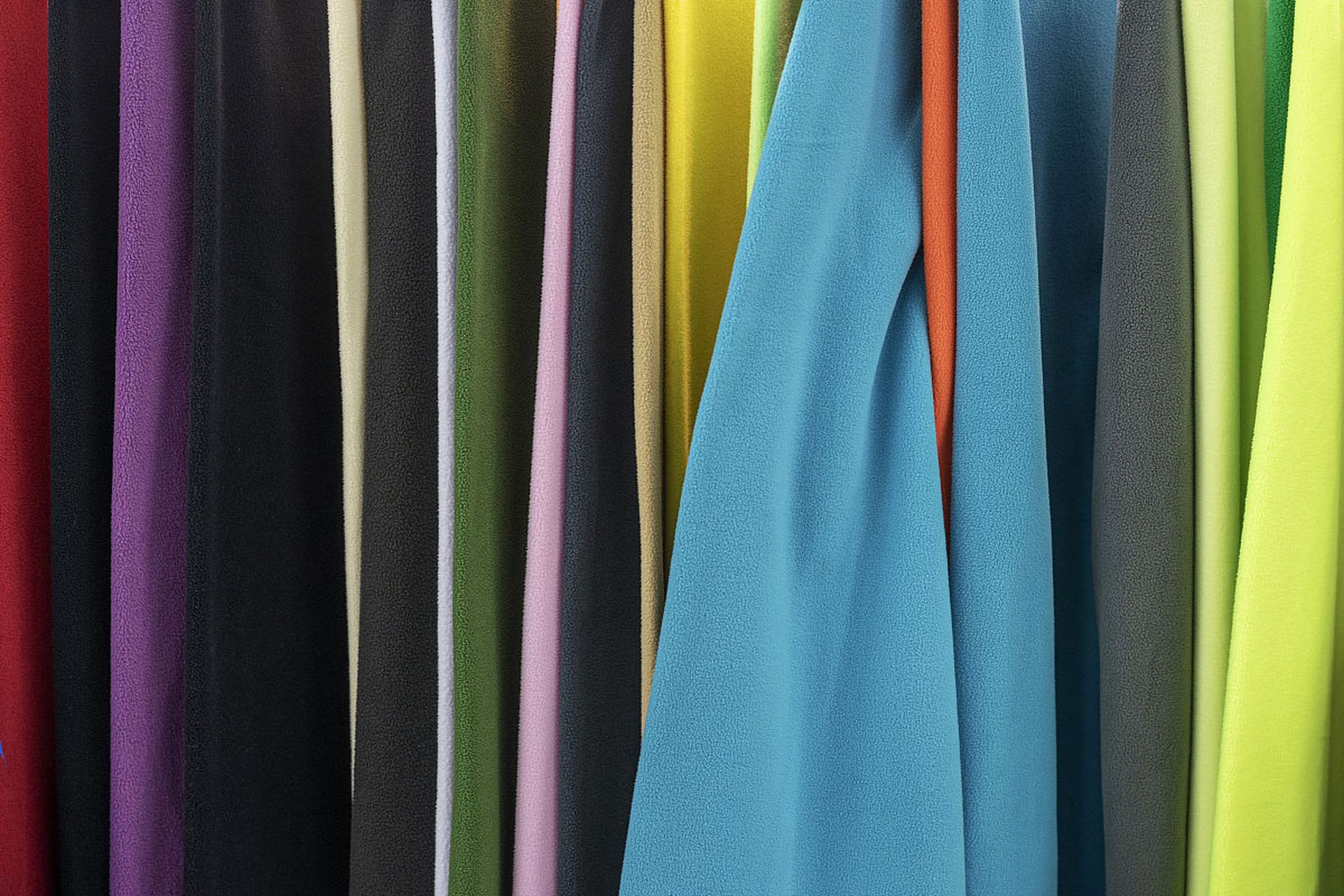 醋酸面料透气,吸湿,弹性好,色彩鲜艳,易于护理,性价比较高.