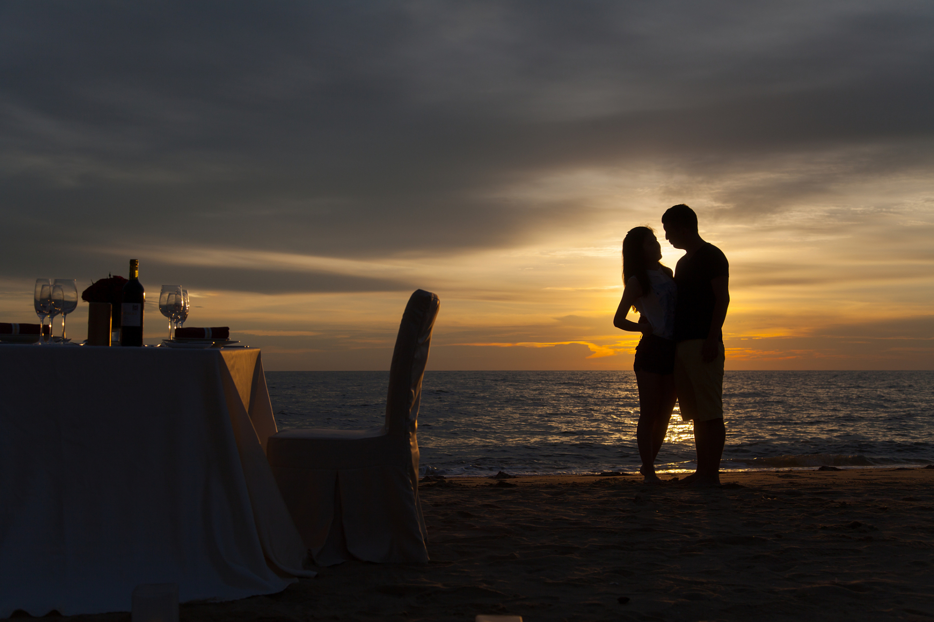【热恋火花:难忘的度假浪漫】  夏天的阳光洒满大地,晶莹的海水悄悄涌