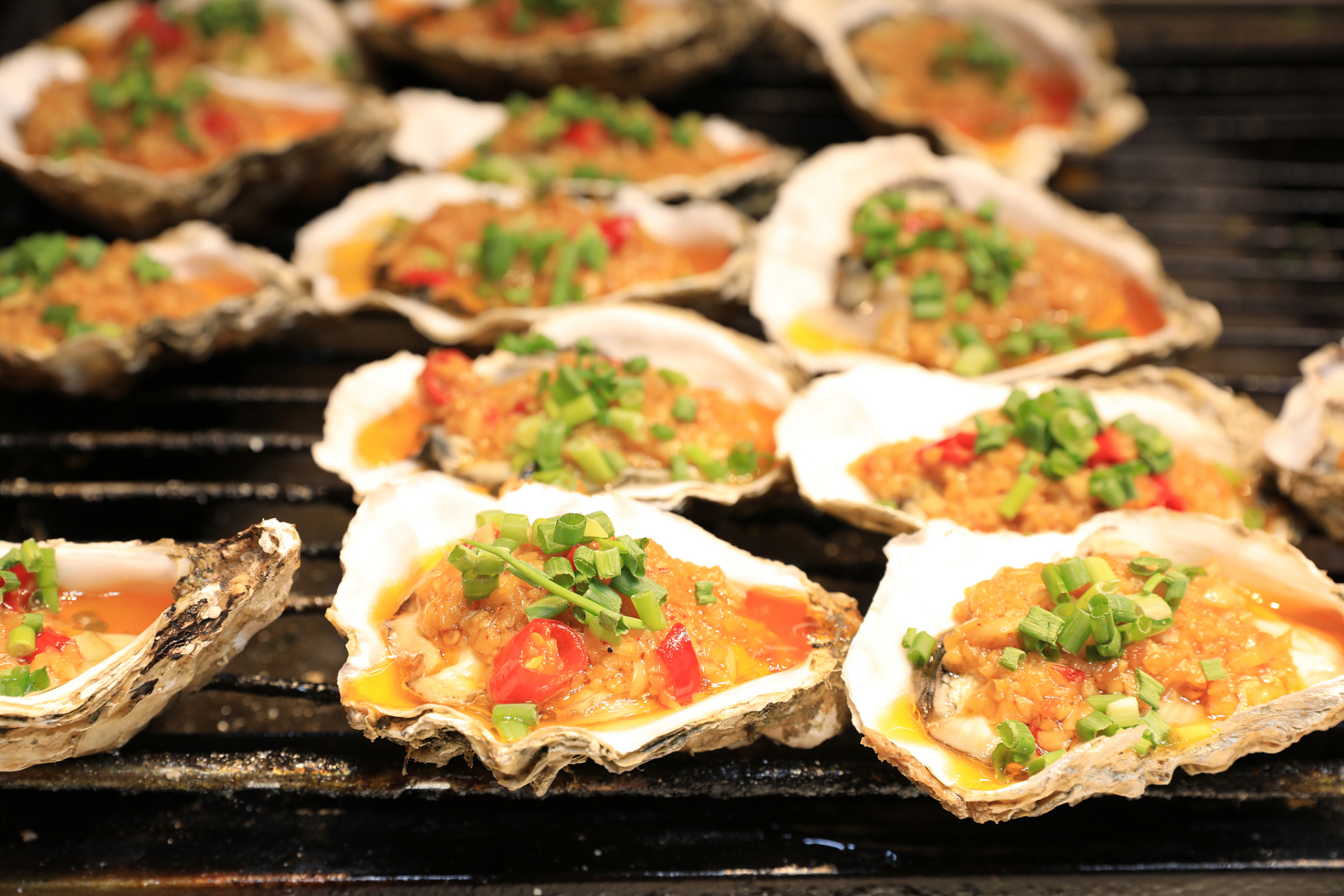 材料: 生蚝,大蒜,蚝油,黄油,糖,奶酪片,爱吃辣的可以放小米辣 步骤