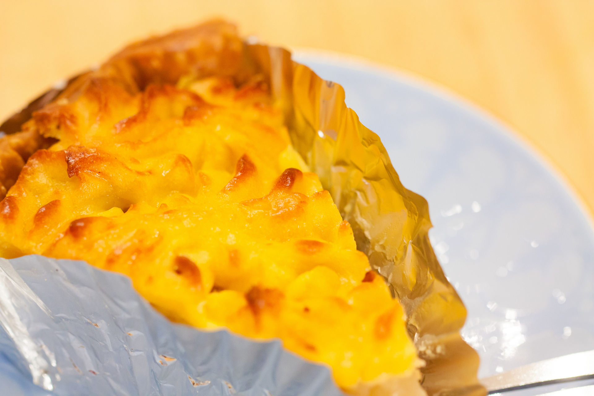 芝士焗红薯食谱:  材料:  2个红薯 1/4杯奶油 1/4杯牛奶 1/2杯切碎的