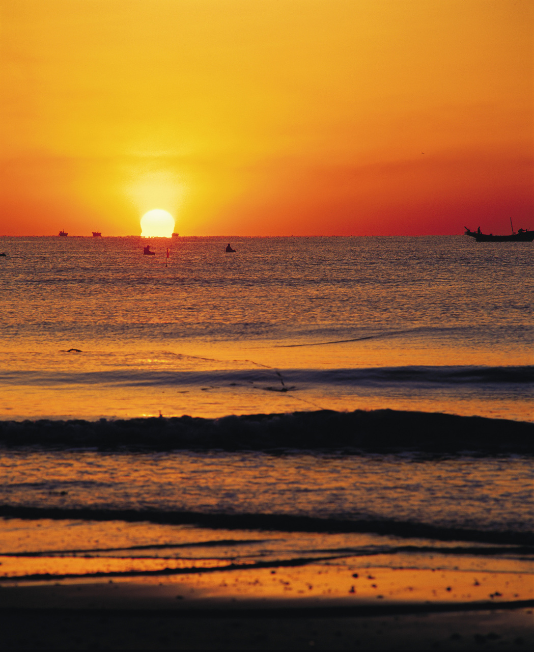 一定要去海边看日出的原因是在清晨,当第一缕阳光出现时,天空会渐渐染