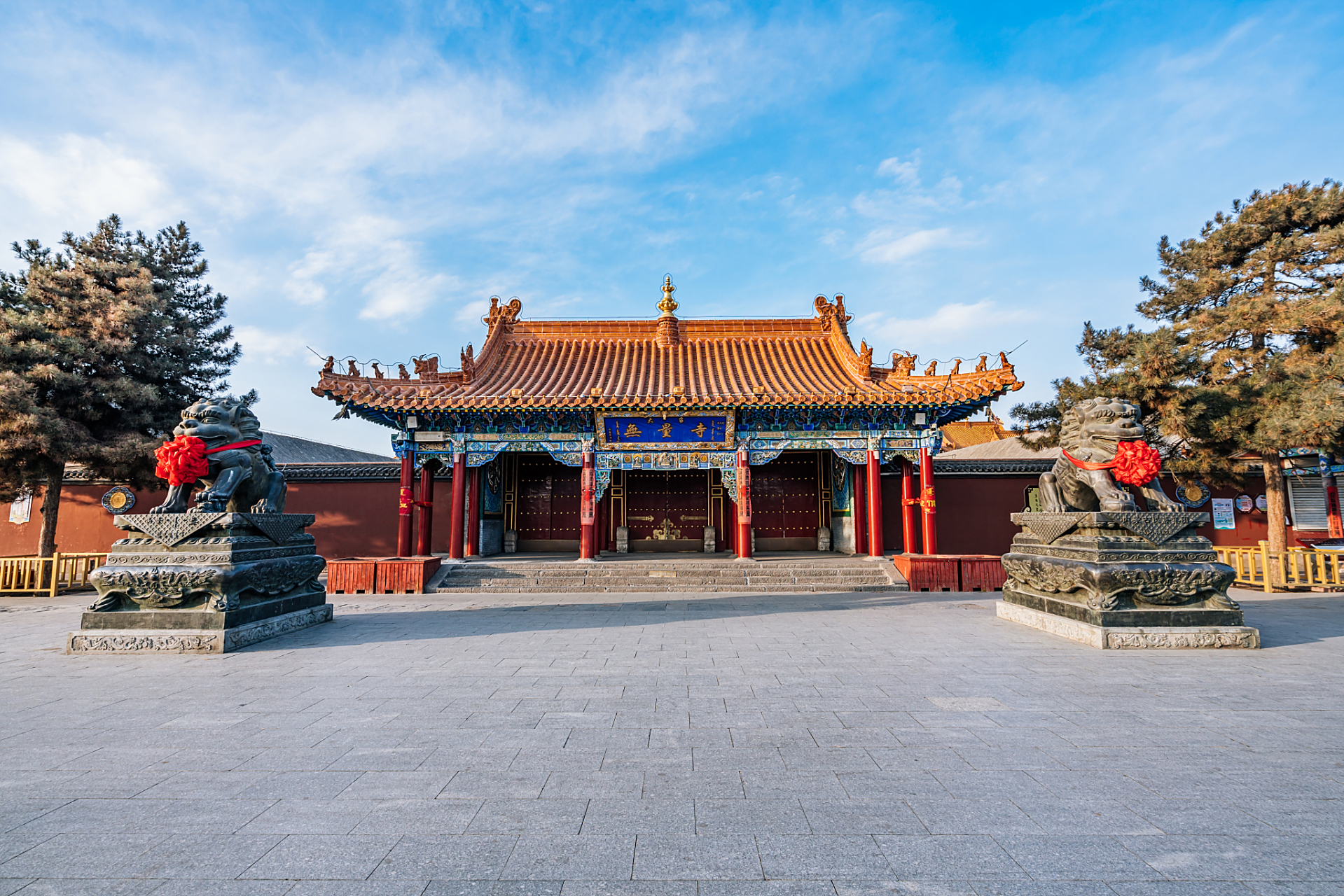 0#呼和浩特大召寺,又称"依克召",意为大庙,位于呼和浩特市旧城区,是