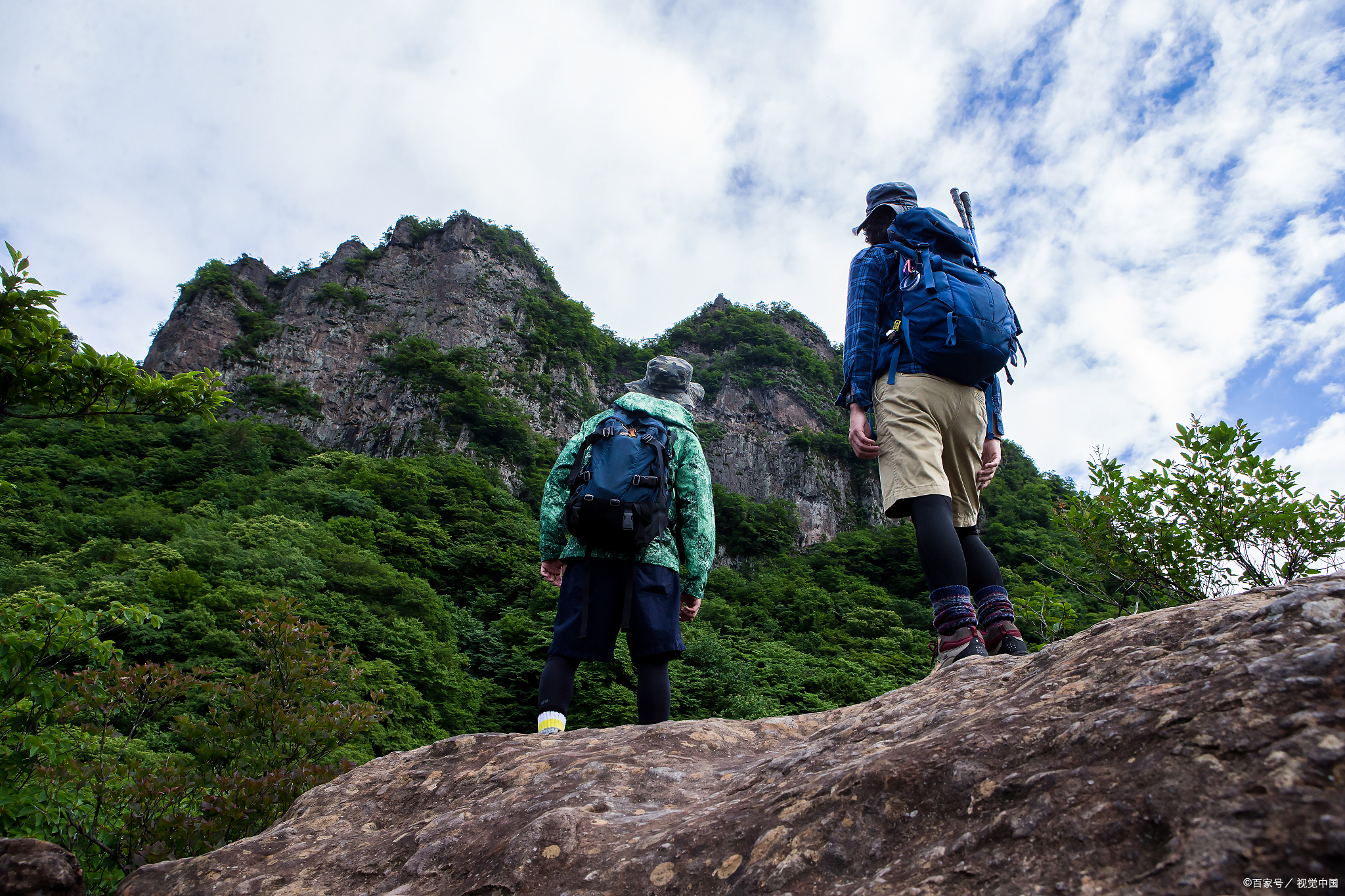山东小伙带相亲对象爬山,第一天就牵手成功,女孩看破不说破  我是一个