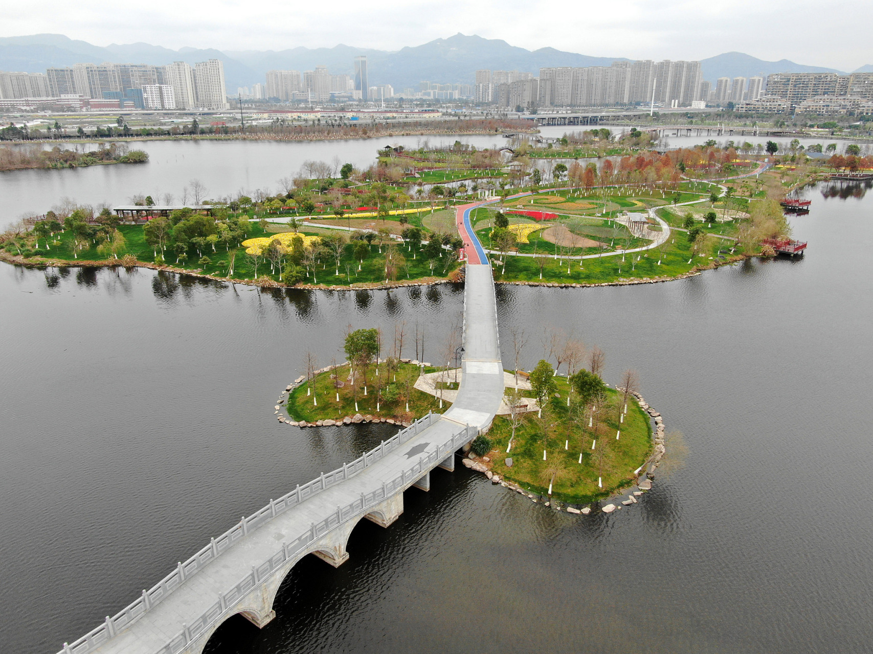 平阳凤湖公园  凤湖公园位于平阳县昆阳镇解放北路,对于没有时间或