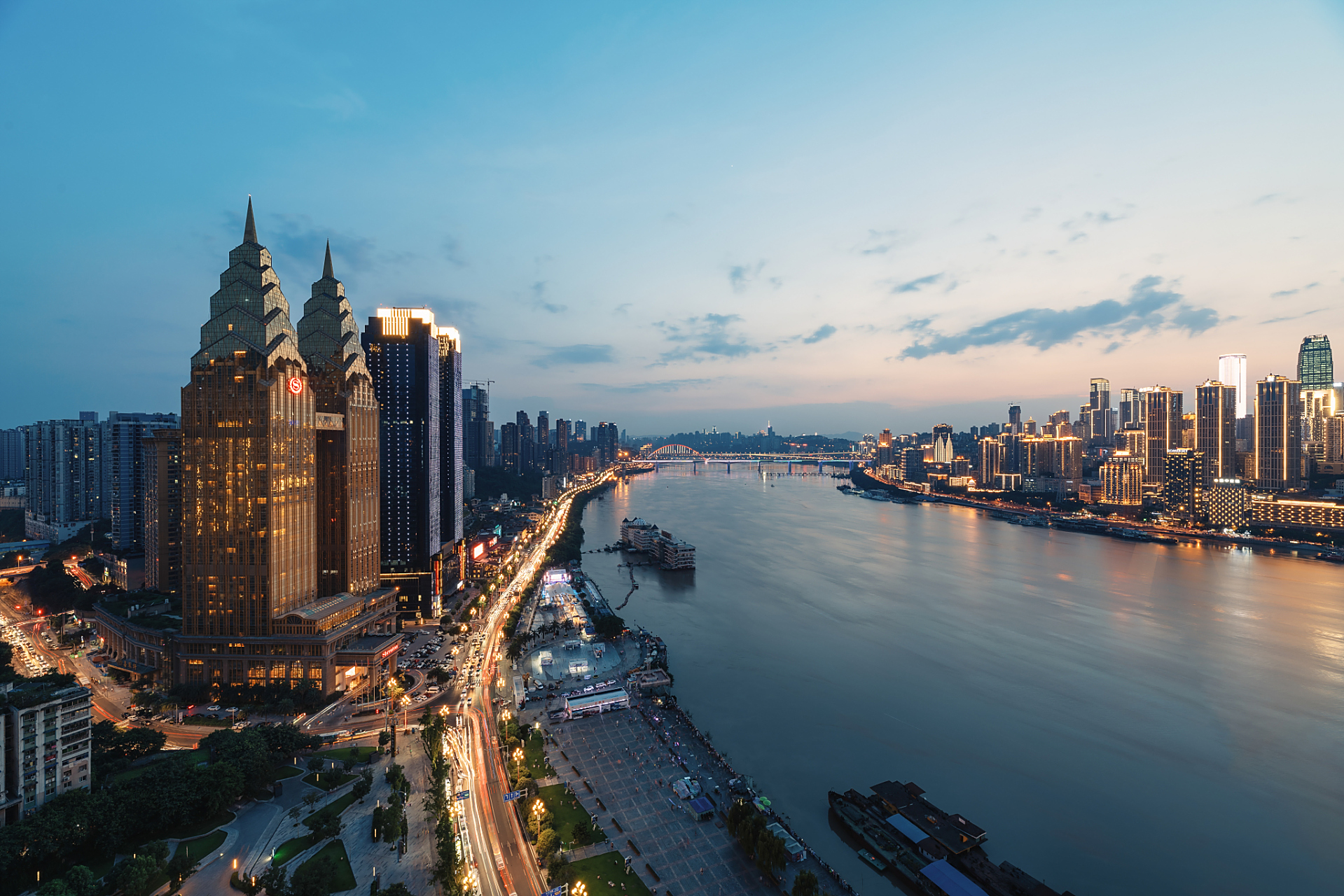 重庆南滨路开埠遗址公园最近正式对外开放,吸引了大量游客前往参观.