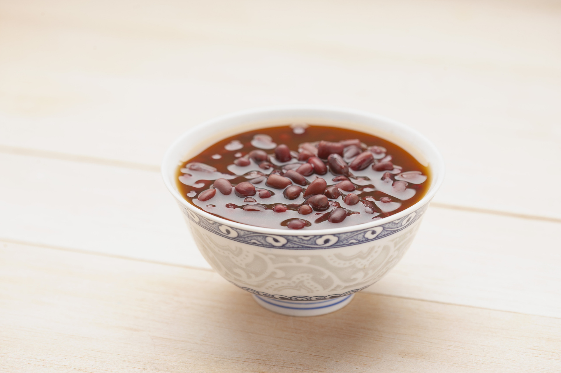 红豆沙富含豆类蛋白,油脂,膳食纤维以及多种微量元素等,适当食用有助