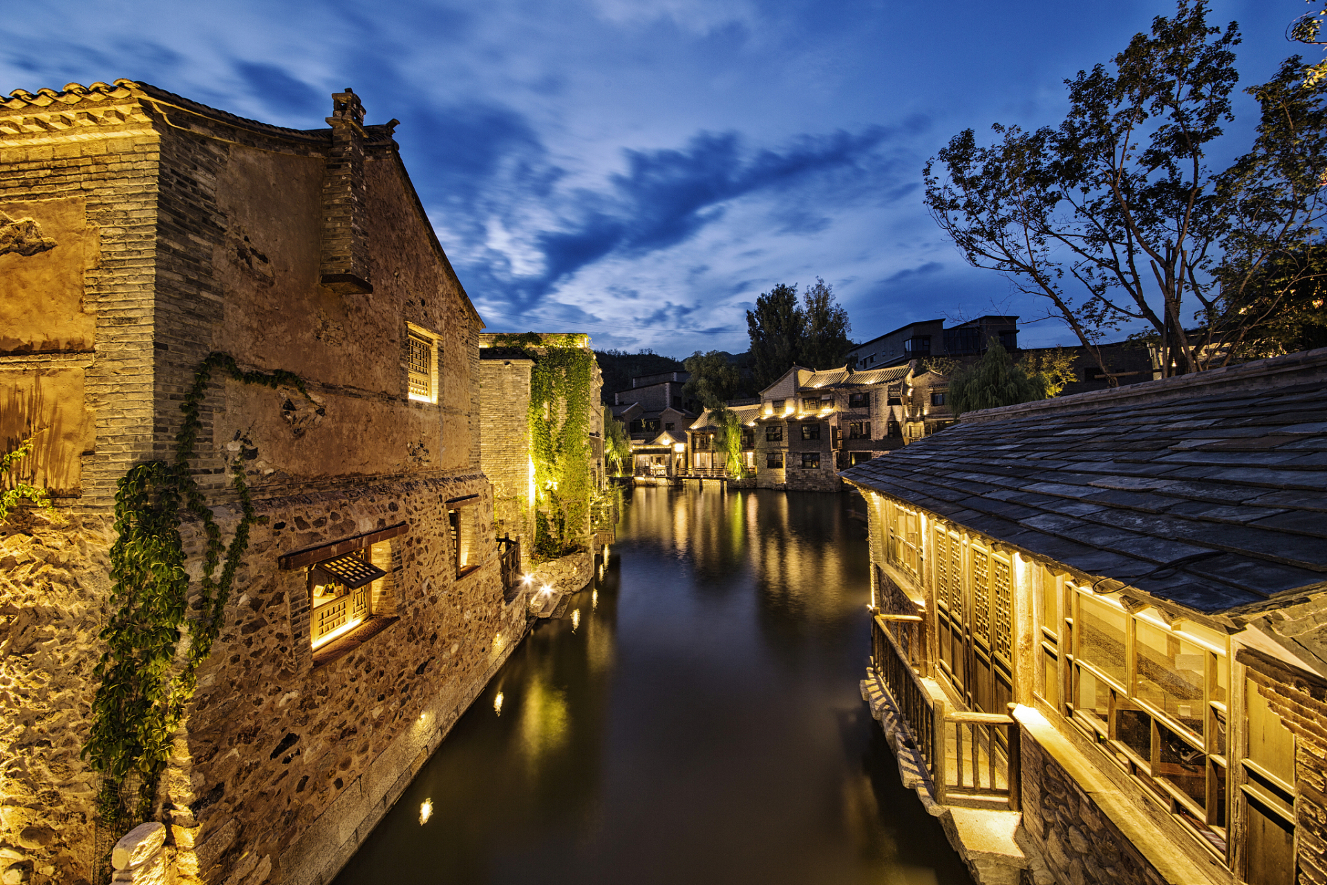古北水镇,位于北京市密云区古北口镇司马台村,因位于古北口附近又有