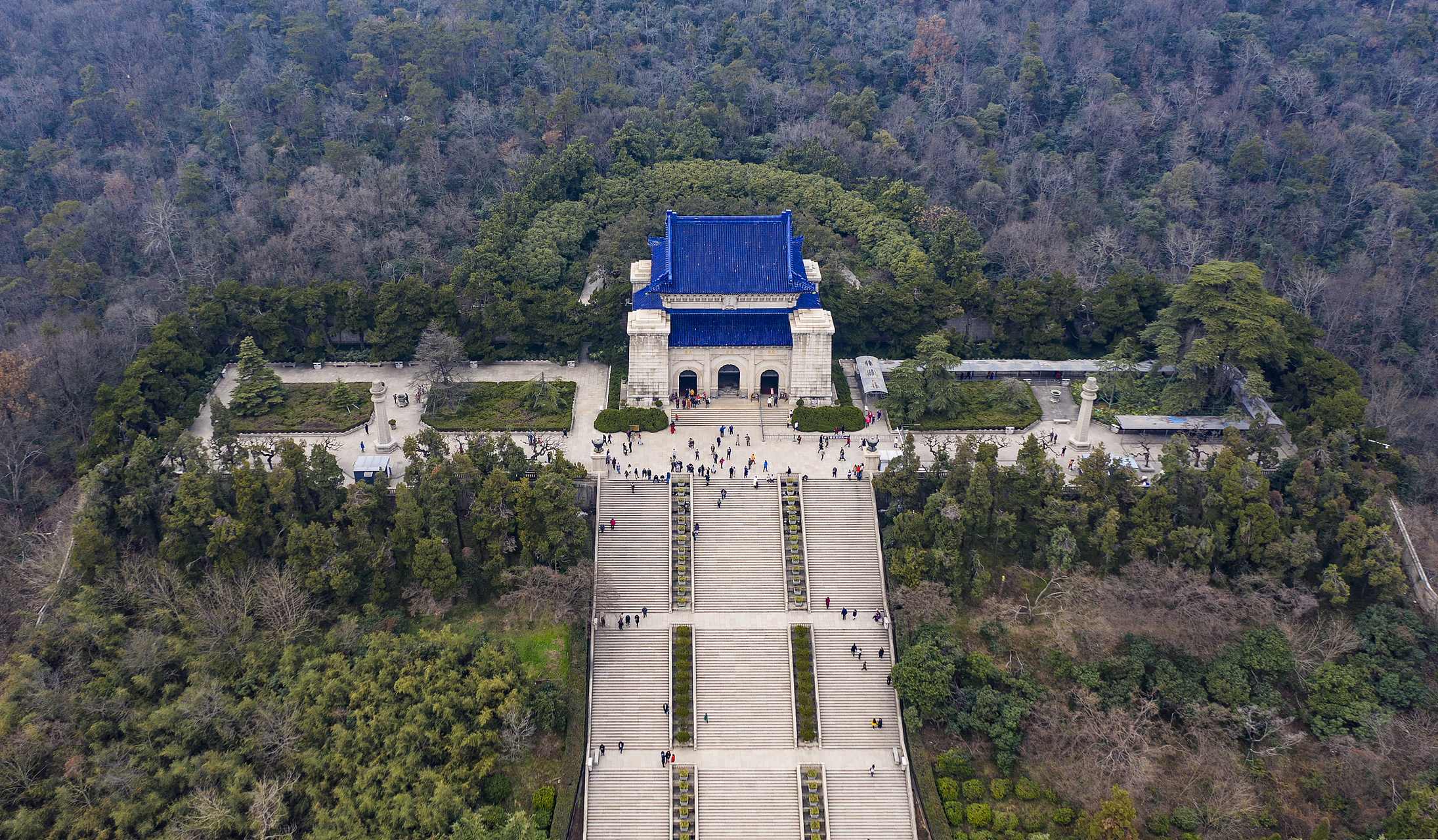 中山陵坐落在南京市玄武区紫金山南麓,环境优美,四季如画,尤其是春天
