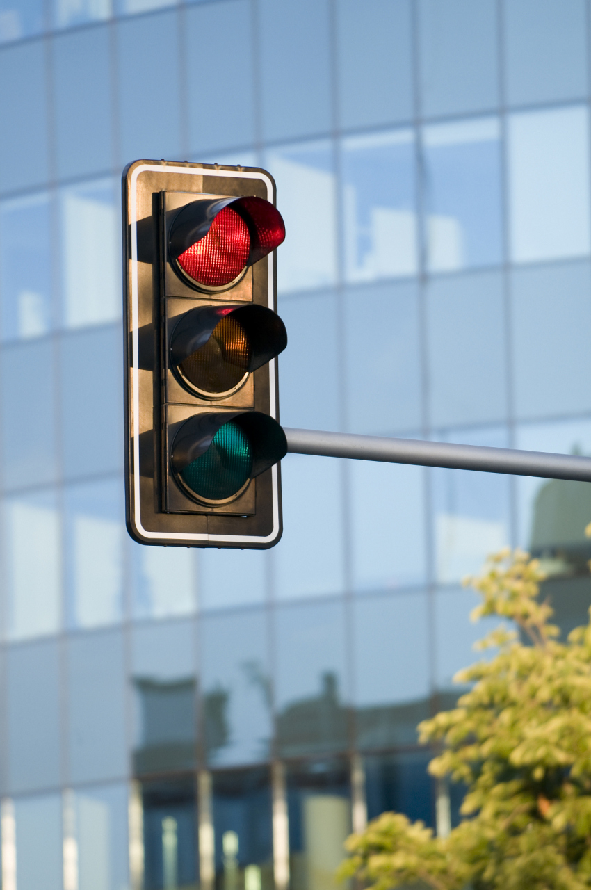 红绿灯是交通信号灯中的一种,用于控制车辆和行人的通行.