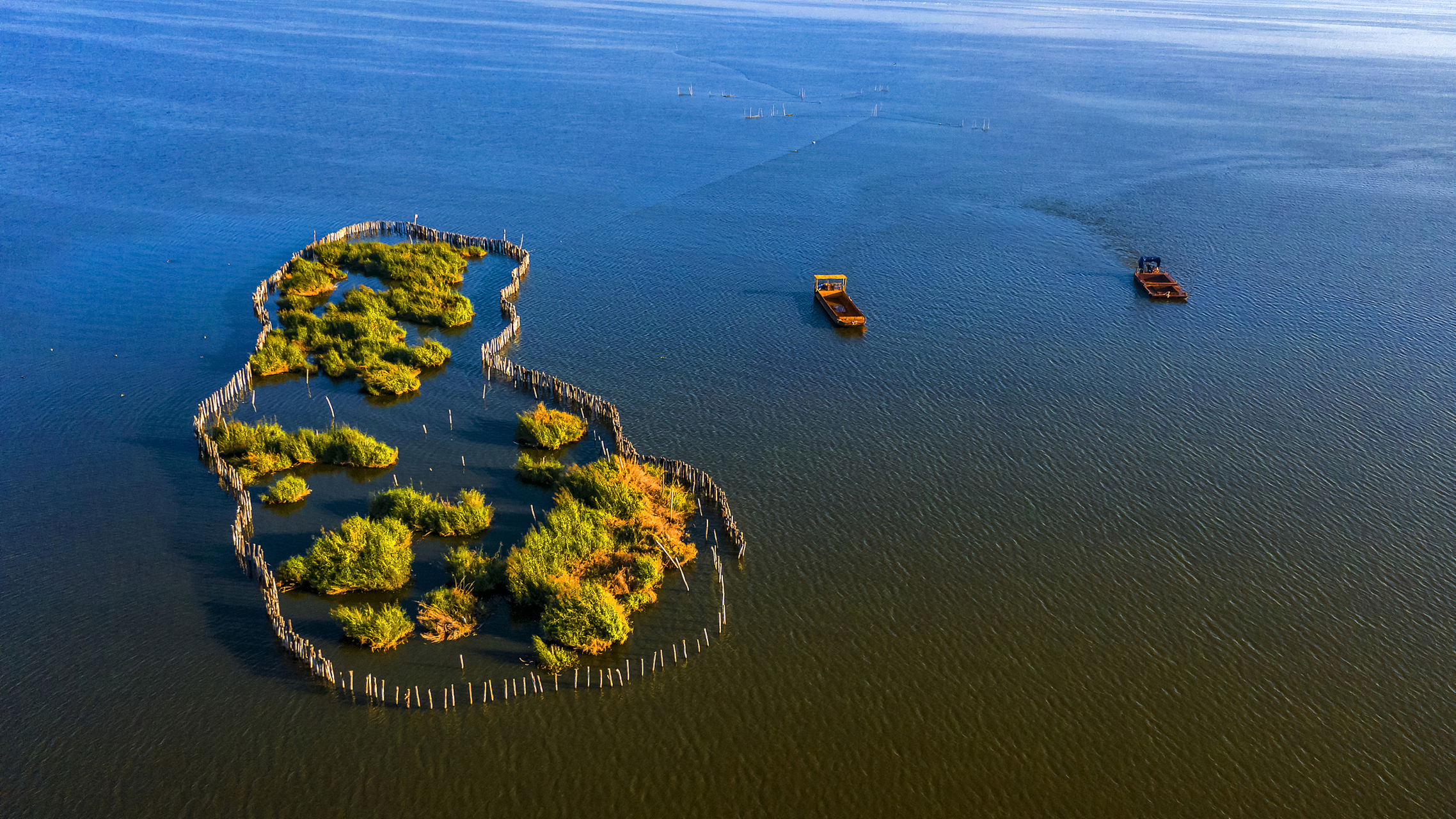 君山在岳阳市西南15公里的洞庭湖中,古称洞庭山,湘山,有缘山,是八百里