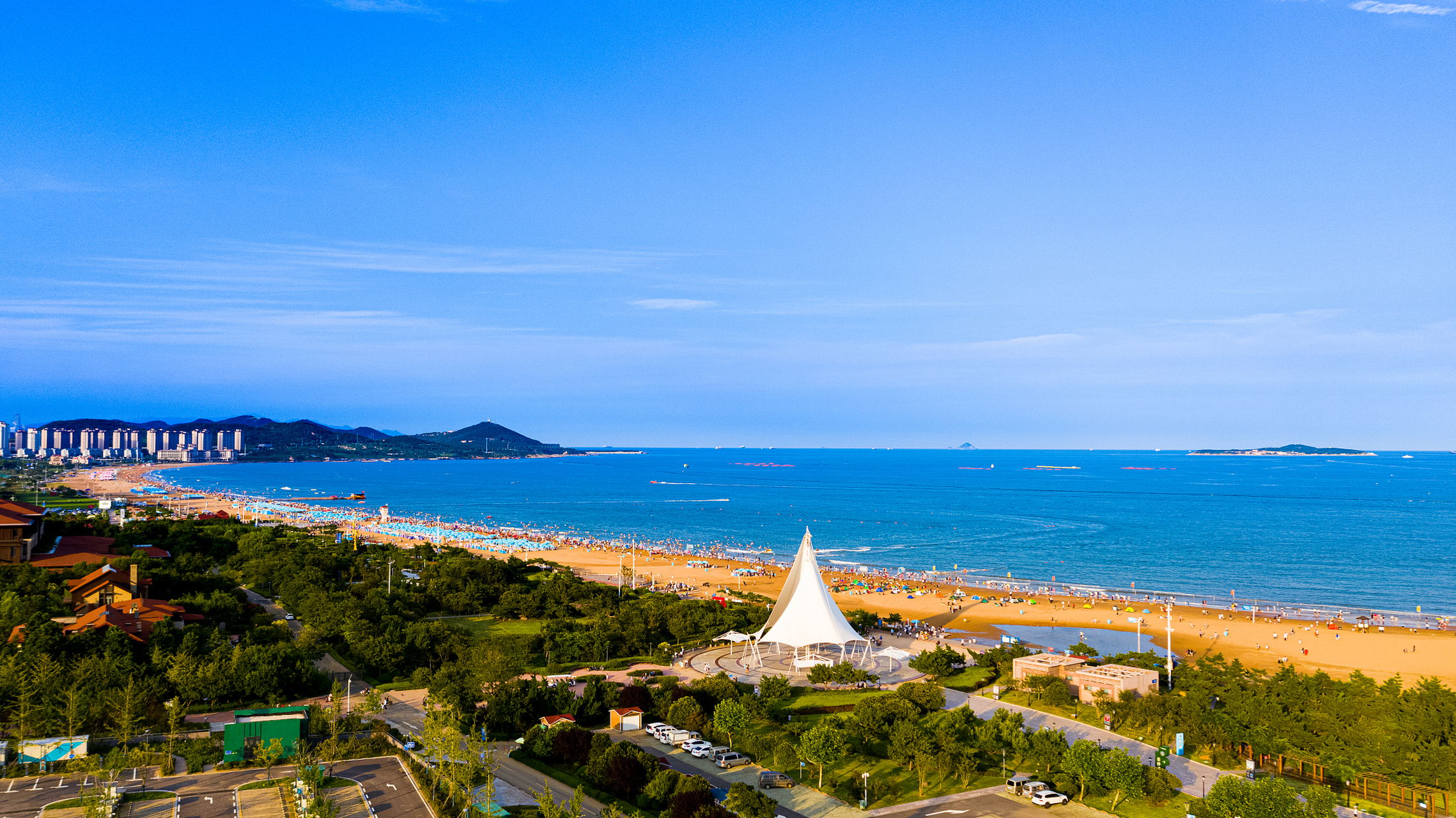 青岛海滨风景区,位于山东南部沿海,横跨25公里东西,3公里南北.