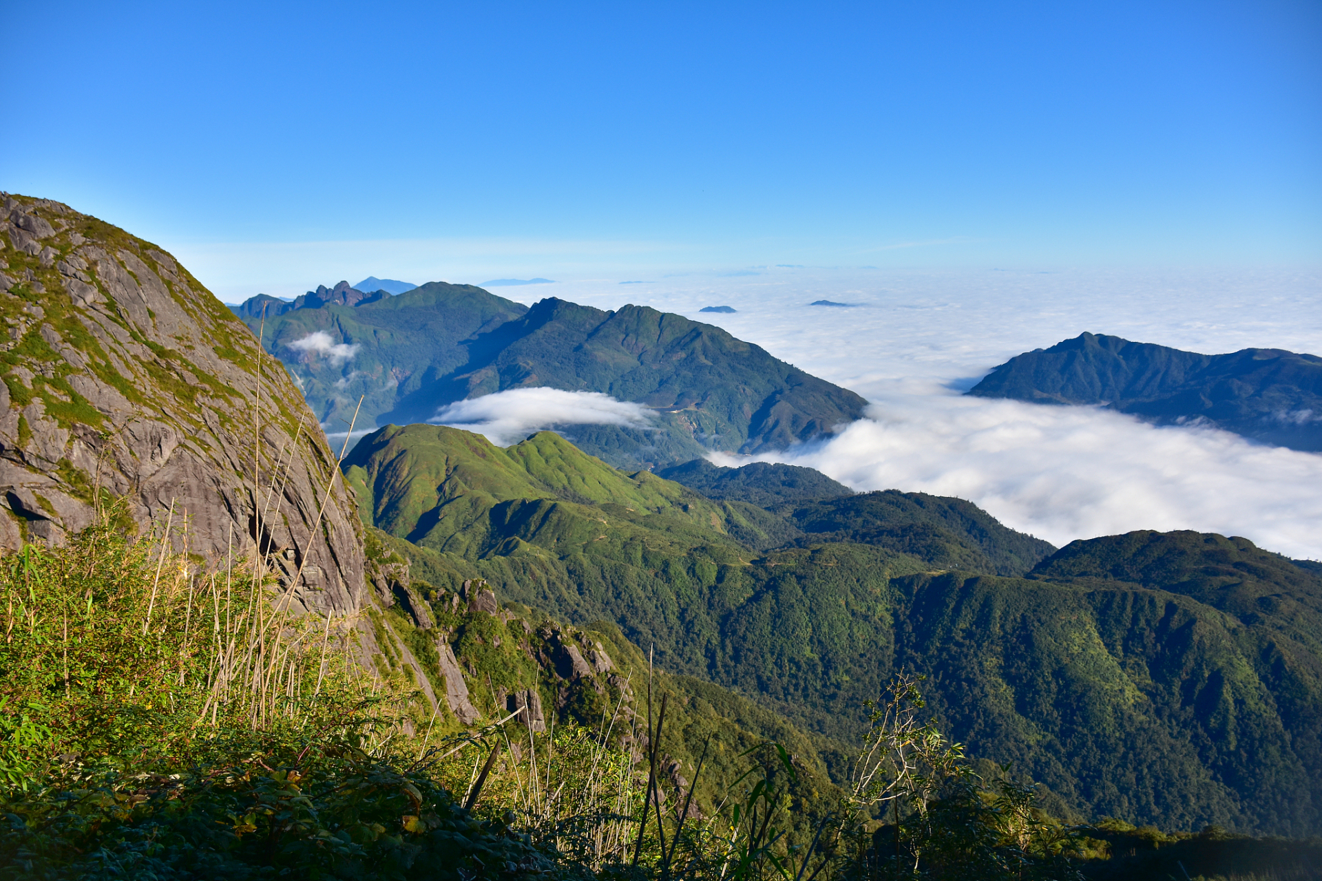 国庆长假出行,不妨选择瓦屋山,一个有着世外桃源般美景的地方,绝对是