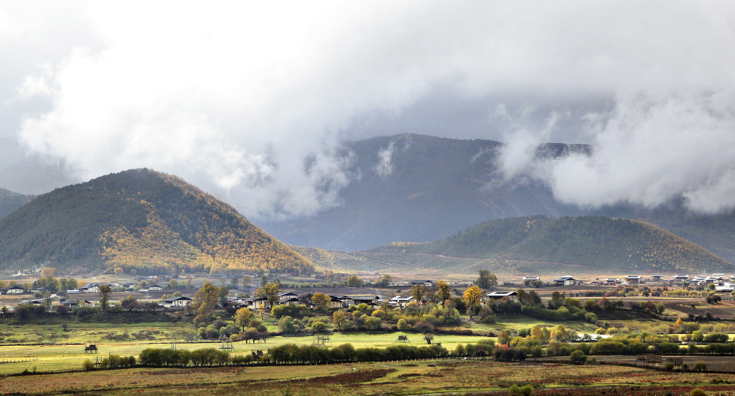 云南香格里拉,坐落在大雪山脉之间,是世界上最美的地方之一.
