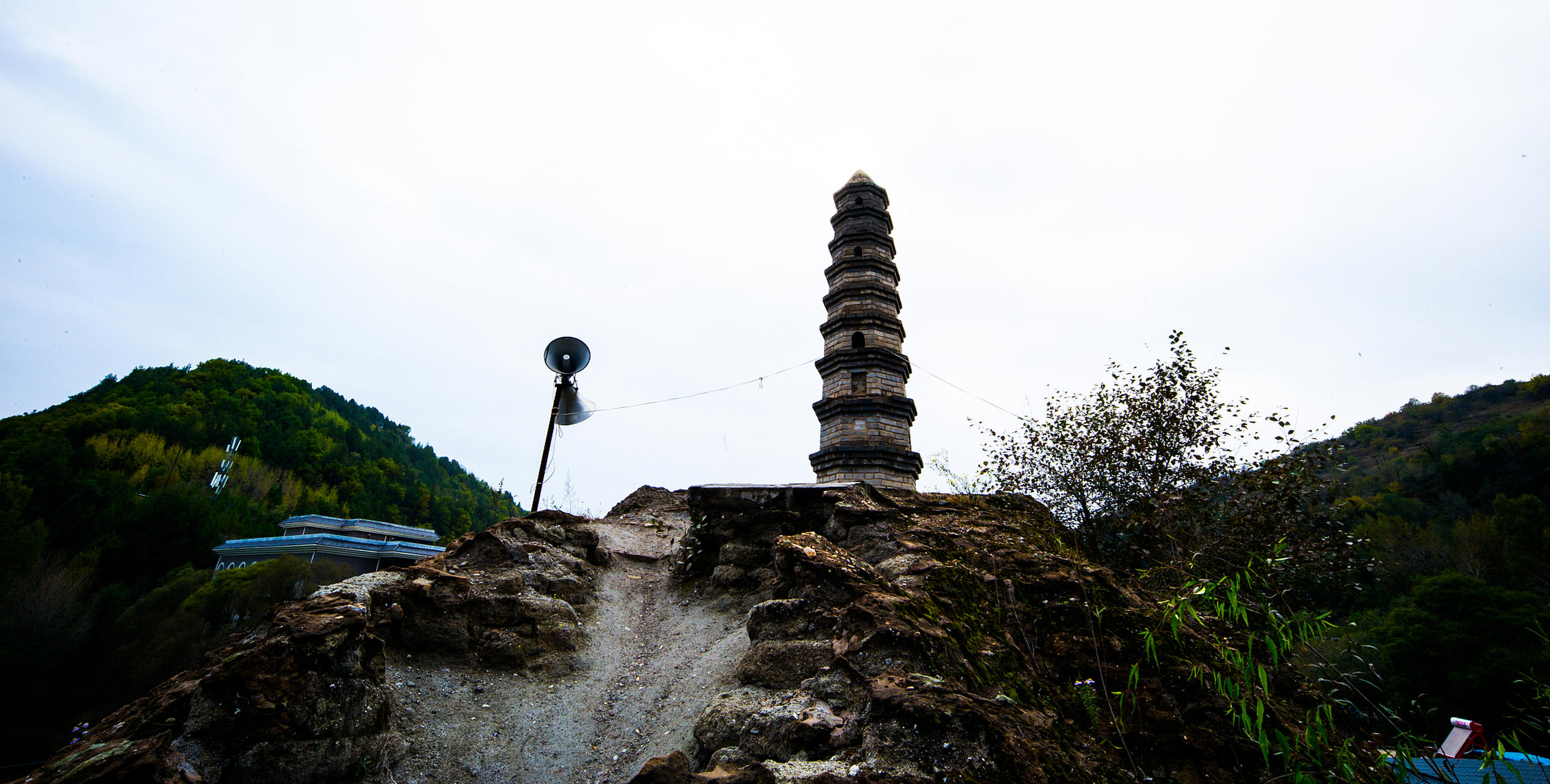 这座古塔位于双塔山两座山峰的顶端,据说是1300多年前的辽国契丹人