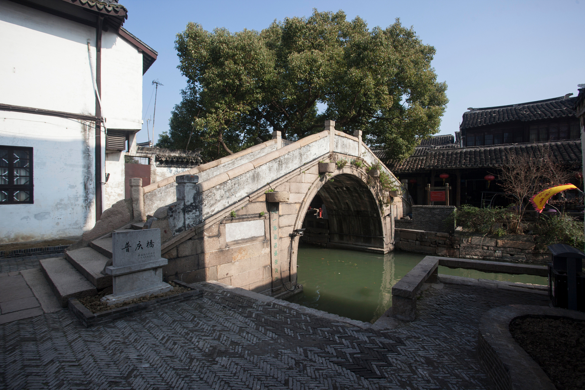 每当我闭上眼睛,心中便浮现出一幅美丽的画卷——那是古镇的静谧与