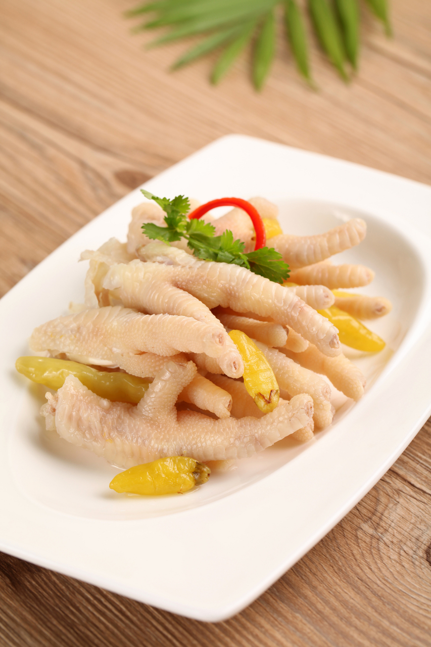 酸辣泡凤爪,美味无敌!只需简单几步:焯水,炖煮20分钟再入味.