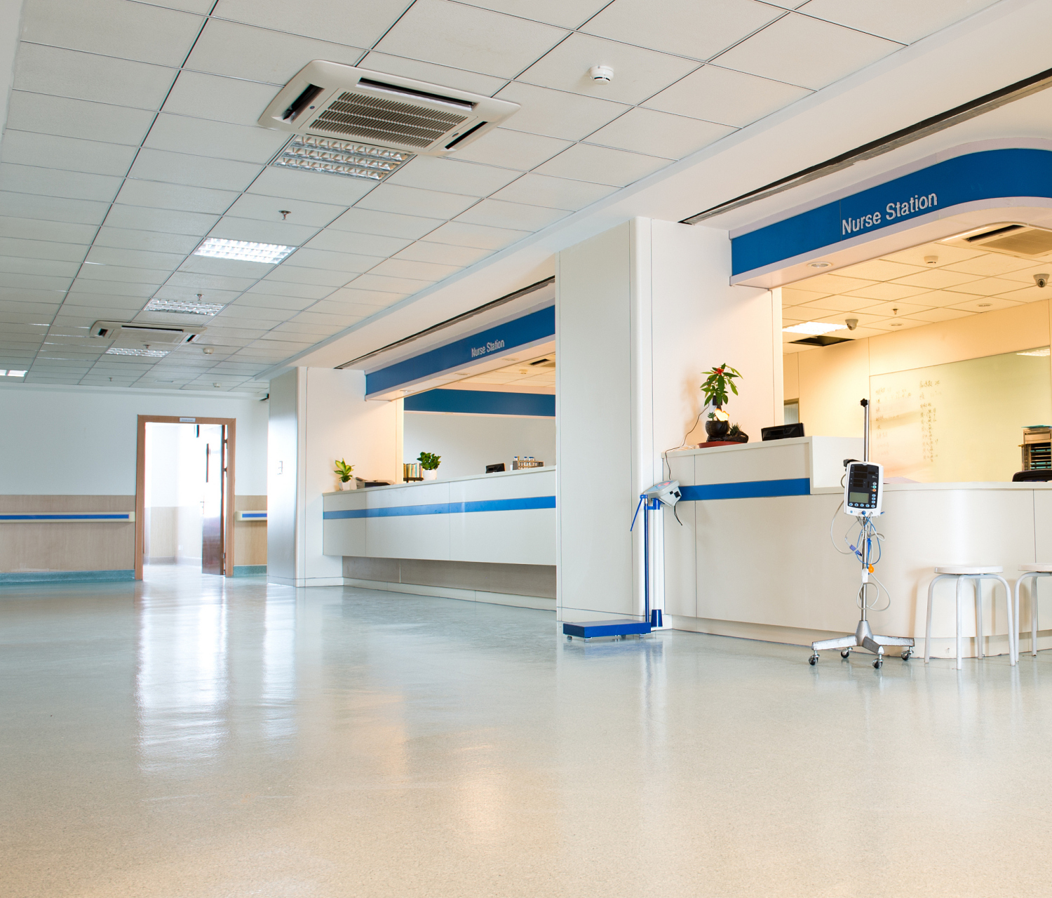 医院还有专门培训有素的医护人员,他们热情,耐心地为