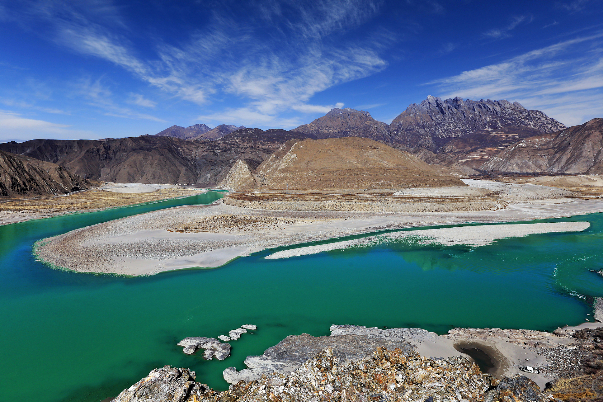 狮泉河,又称森格藏布,蜿蜒流经宽谷地形,岸边错落沼泽和温泉点缀其间.