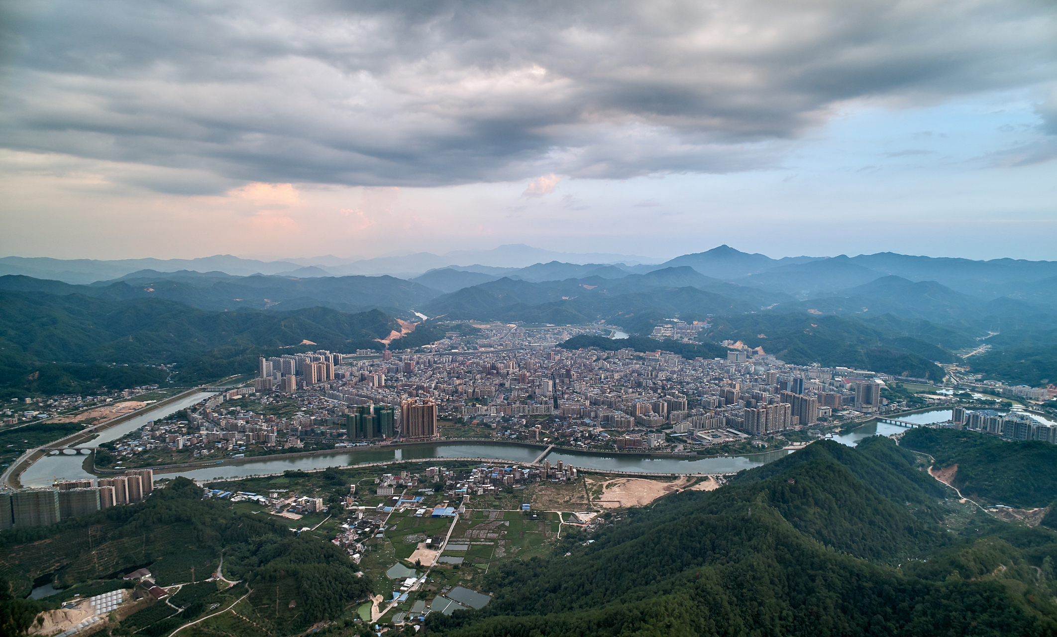 乐昌市位于韶关市北部,毗邻湖南省宜章县,汝城县,素有"广东北大门"之