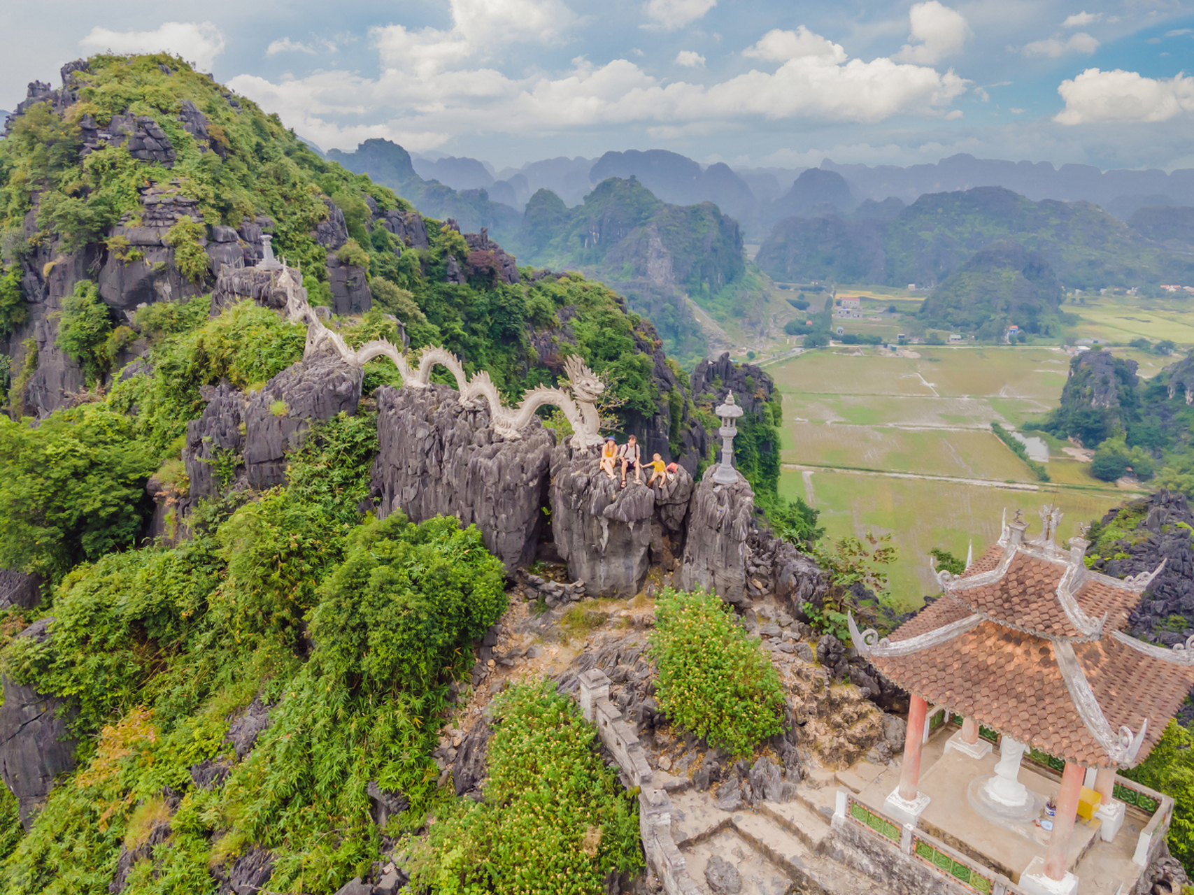 武鸣区拥有自然风光和壮族文化,十站神秘之旅涵盖城区,大明山,伊岭岩