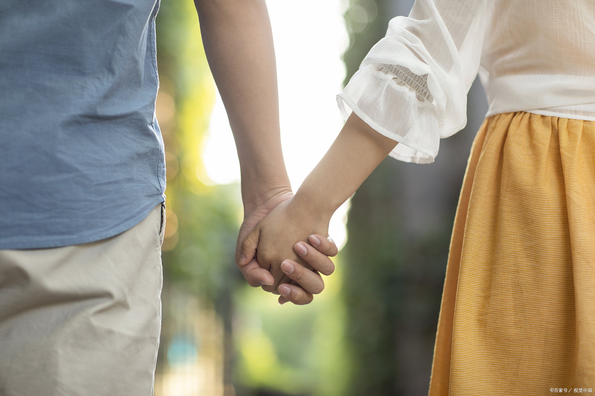 男生和女生牵手会有反应吗?需从生理,心理与社会文化等综合考量