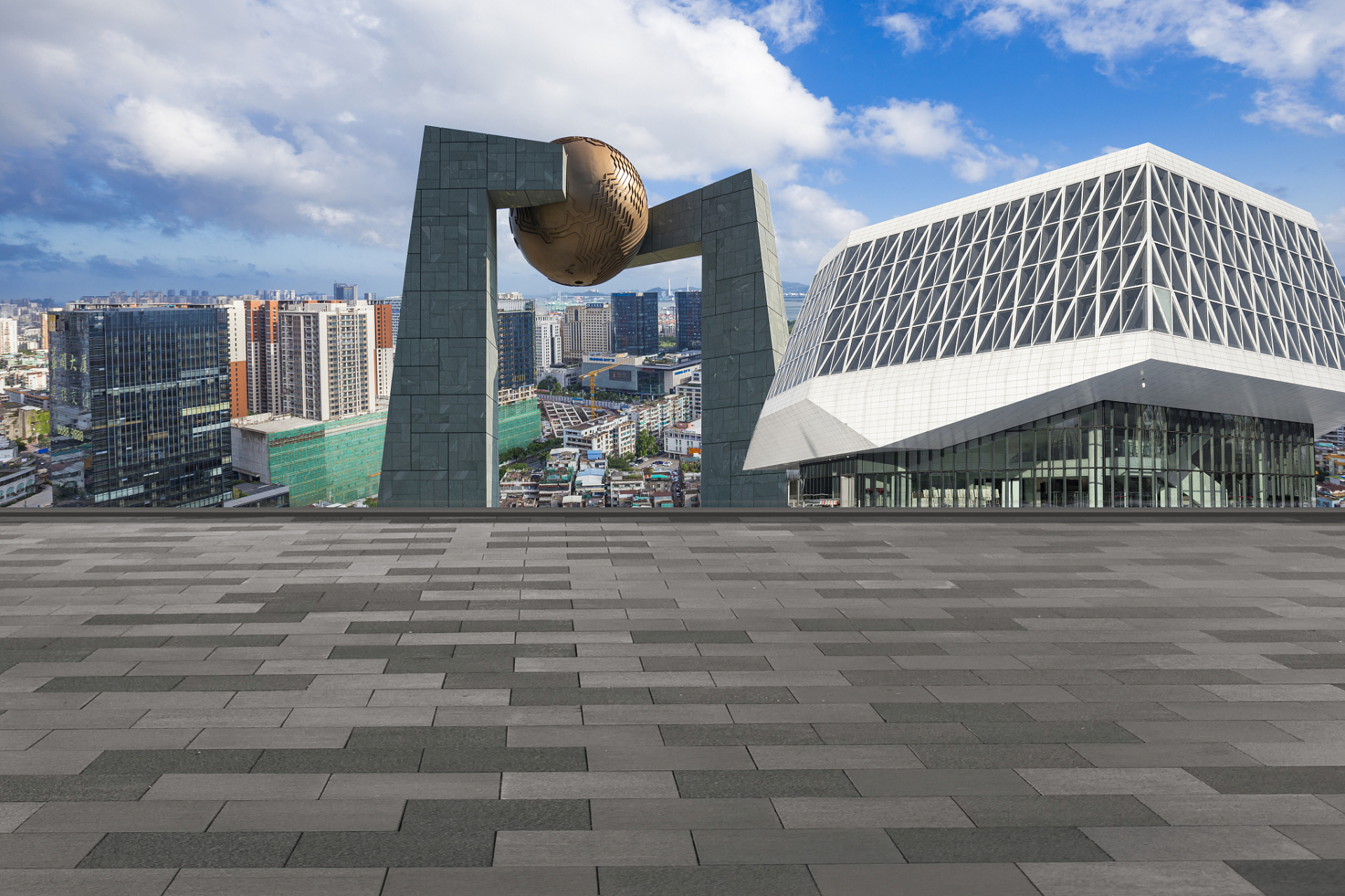 9月1号,山西运城盐湖一广场门前有人摆放棺材闹事,警方对涉案人员和