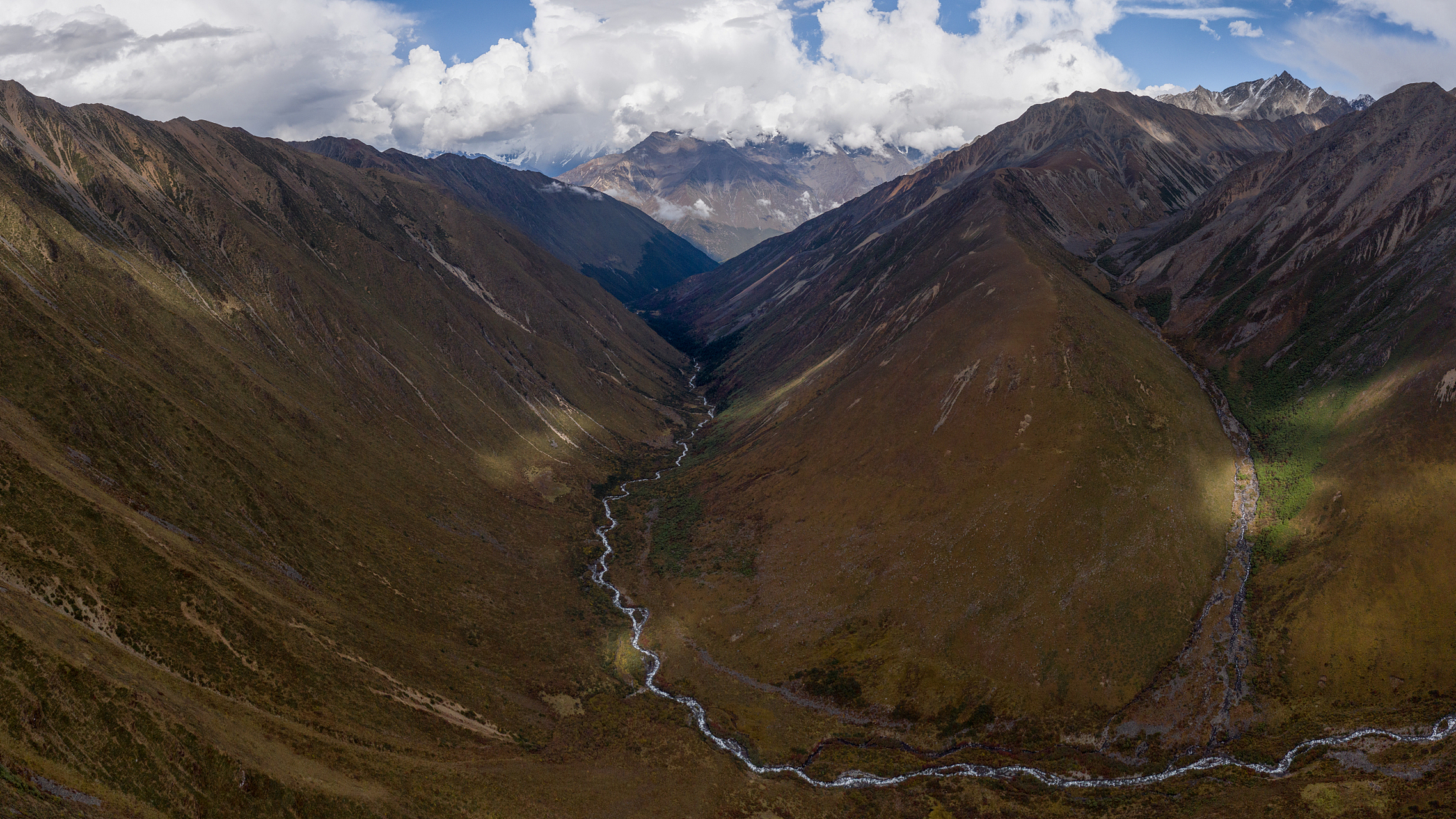 觉巴山垭口位于中国四川省西部巴塘至西藏自治区东部芒康县和左贡的
