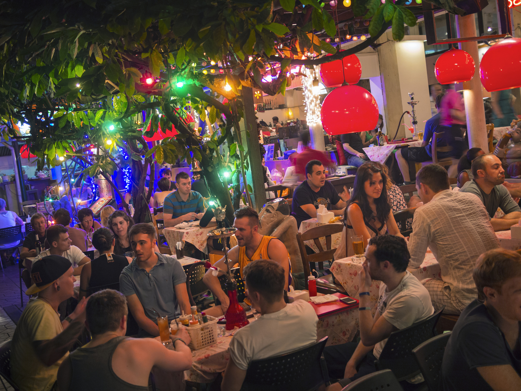 夜生活是重庆人生活中不可或缺的一部分 在这里和朋友们吃着美食,聊着