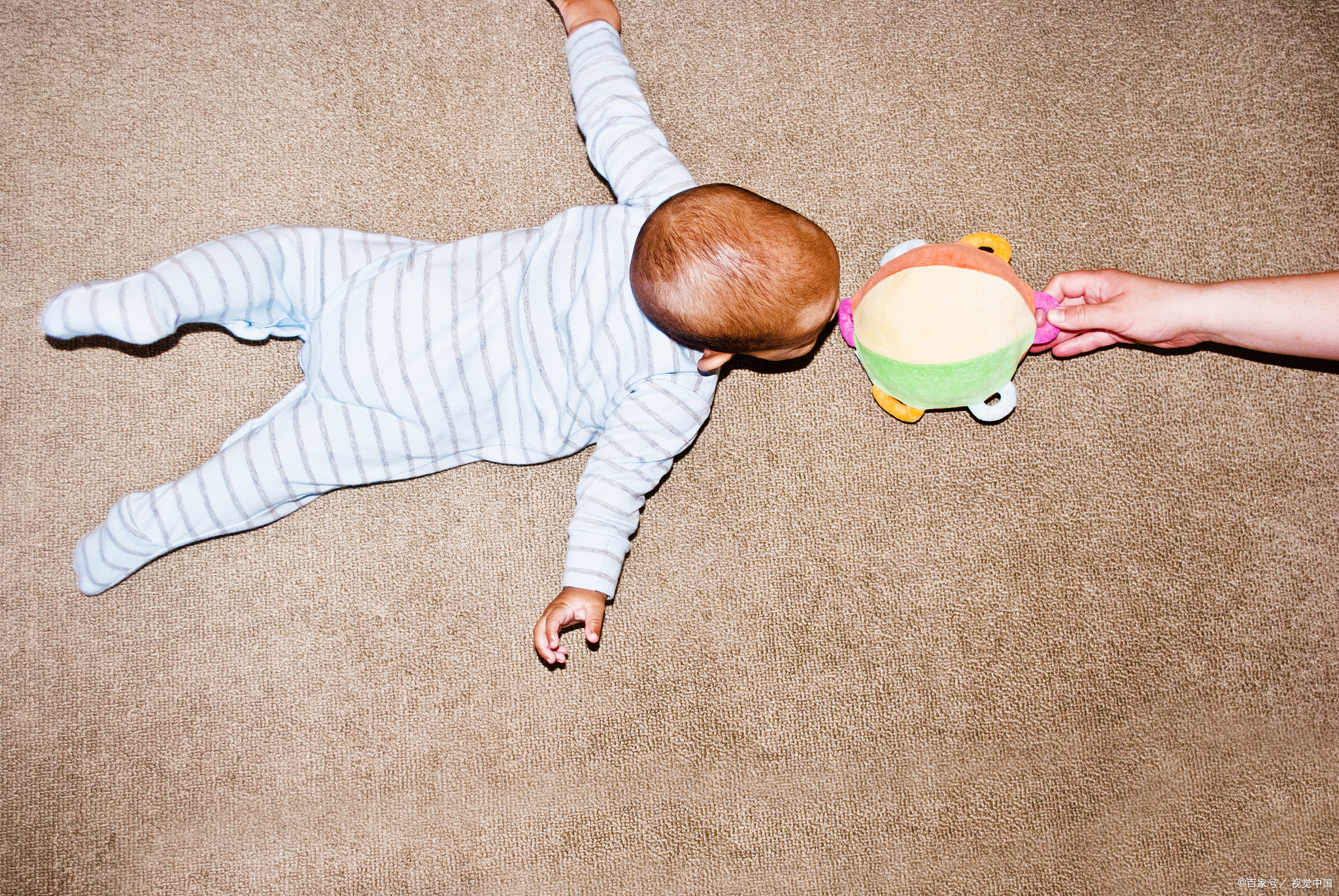 据研究发现,爬行是婴儿大脑发育的重要阶段之一.