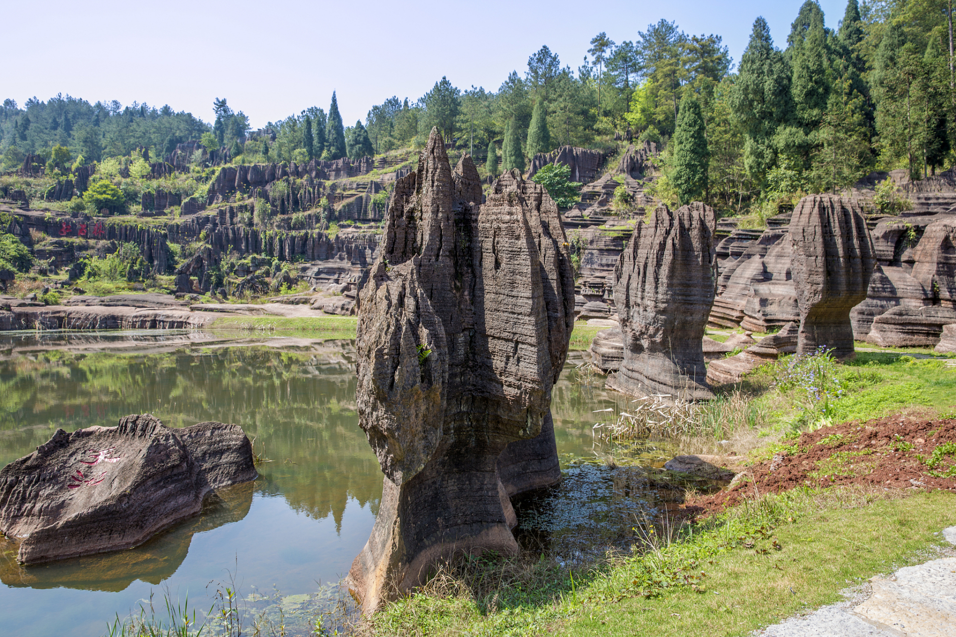 第一奥陶纪石林,是国家aaaa级旅游景区,位于湖北省恩施市太阳河乡境内