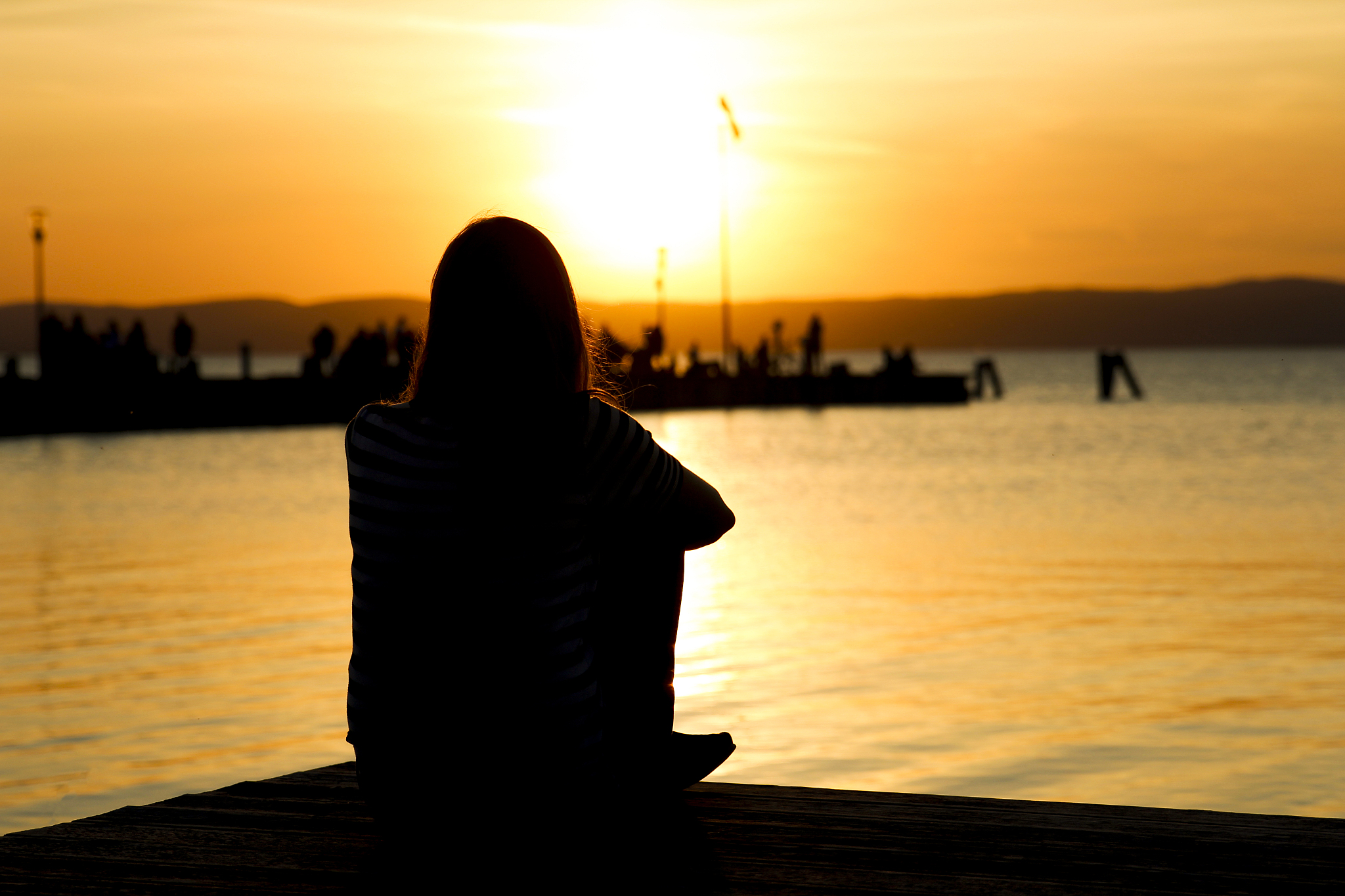 黄昏的余晖洒在海面, 金色的波涛泛起思绪的涟漪