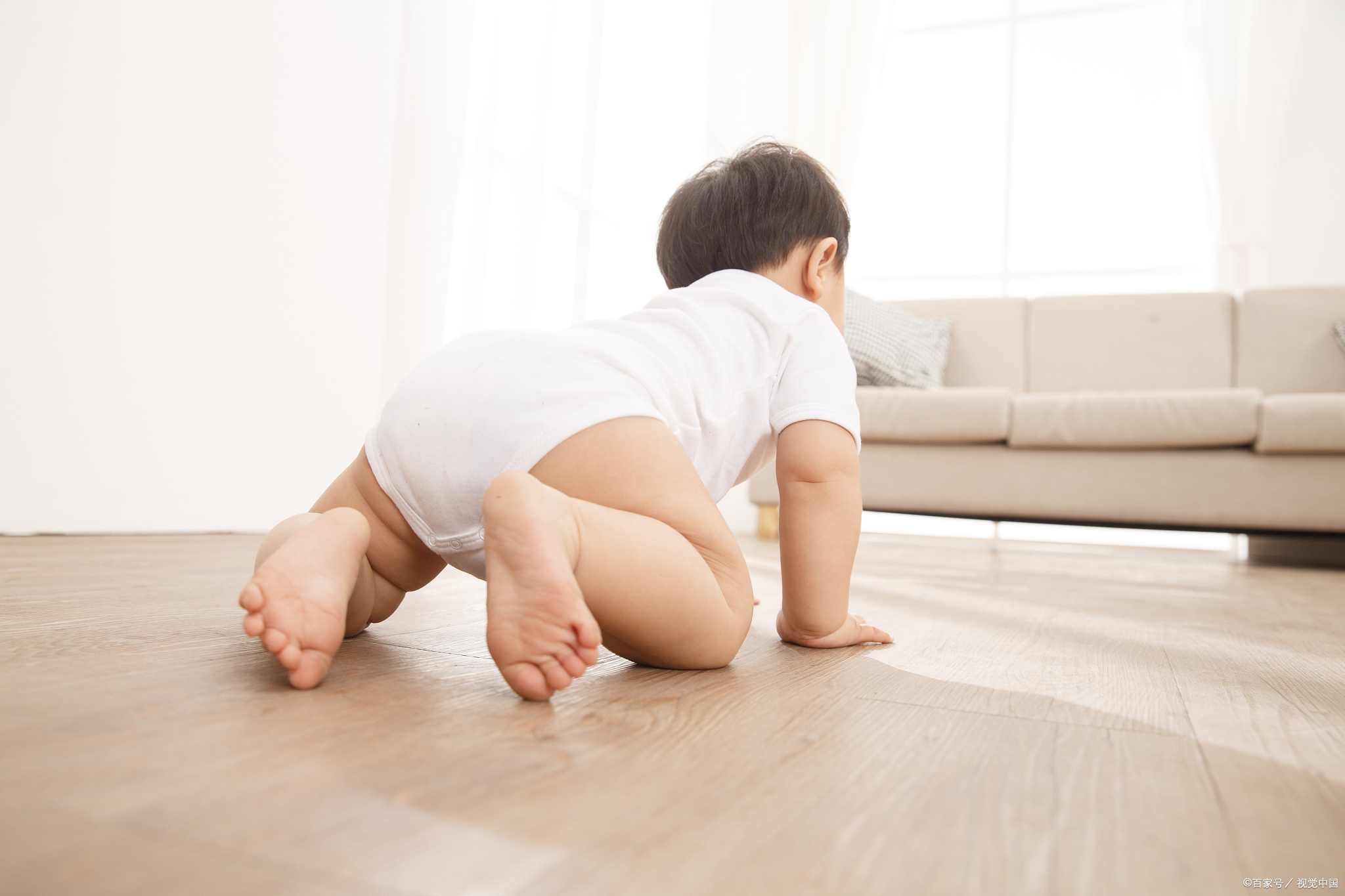 大部分的宝宝爬行会经历2个阶段:  1,匍匐爬行  最初宝宝学会的爬行